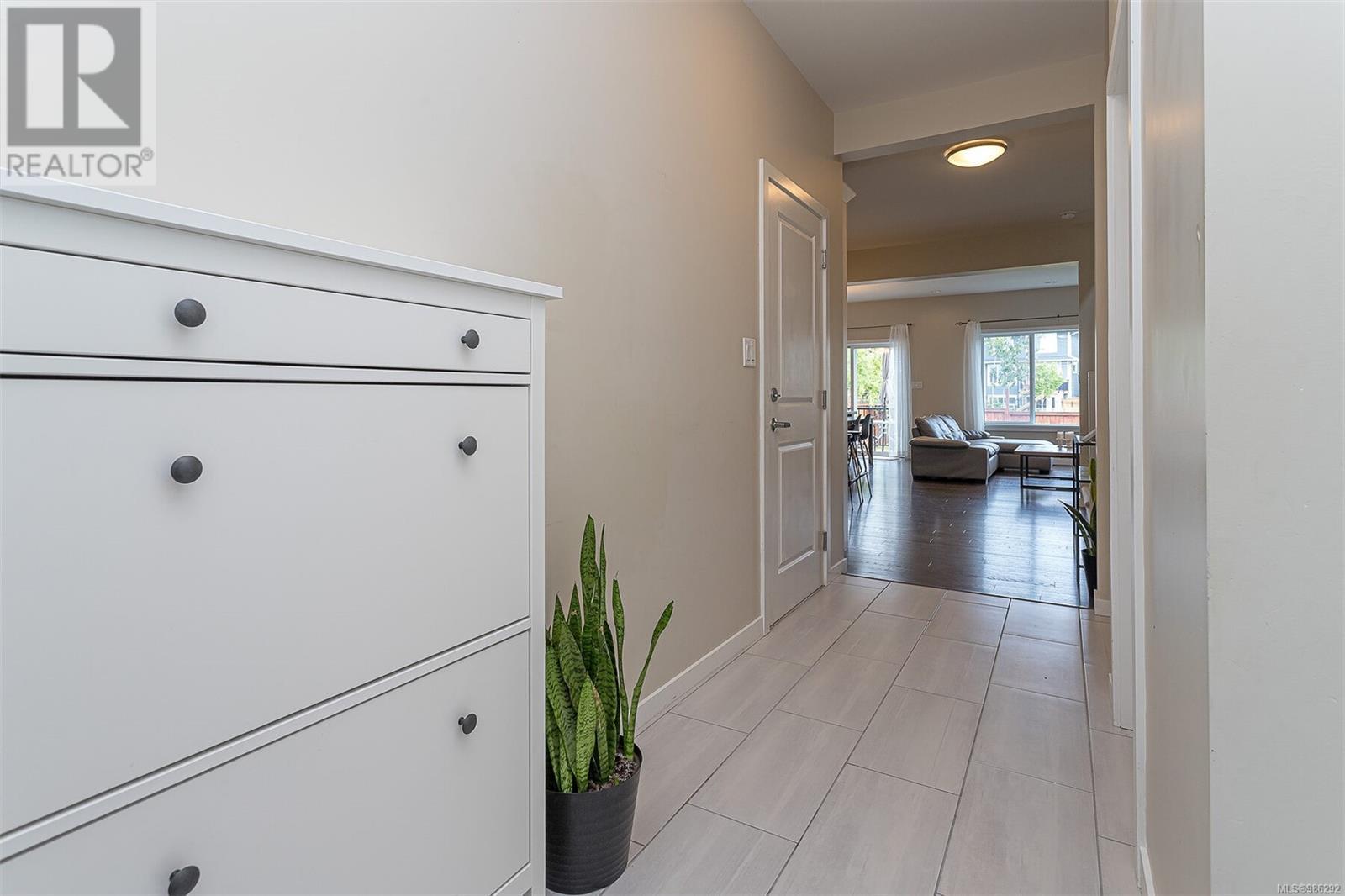 Property at 402 Bonaparte St image 2