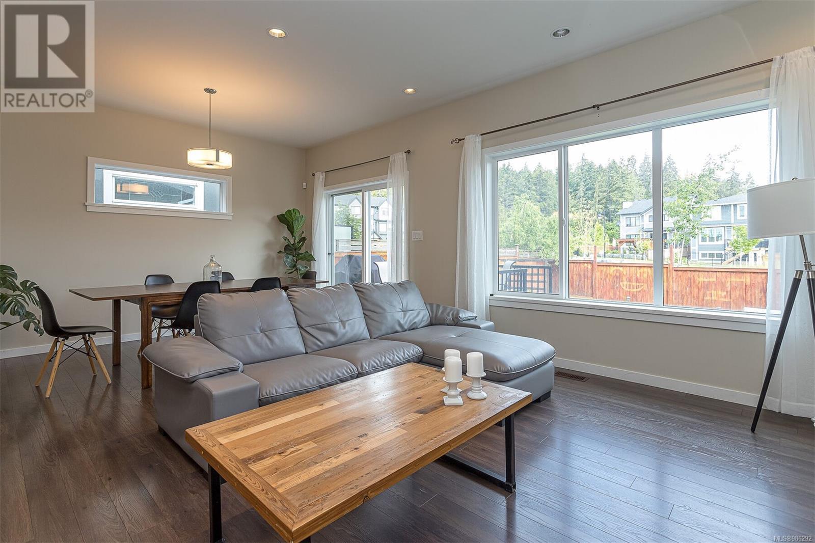 Property at 402 Bonaparte St image 4