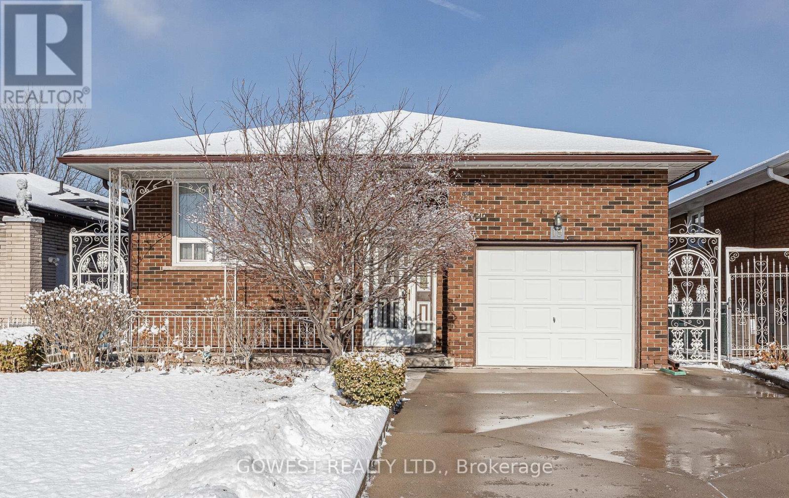 19 Village Drive, Hamilton, Ontario  L8E 3M7 - Photo 2 - X11954663