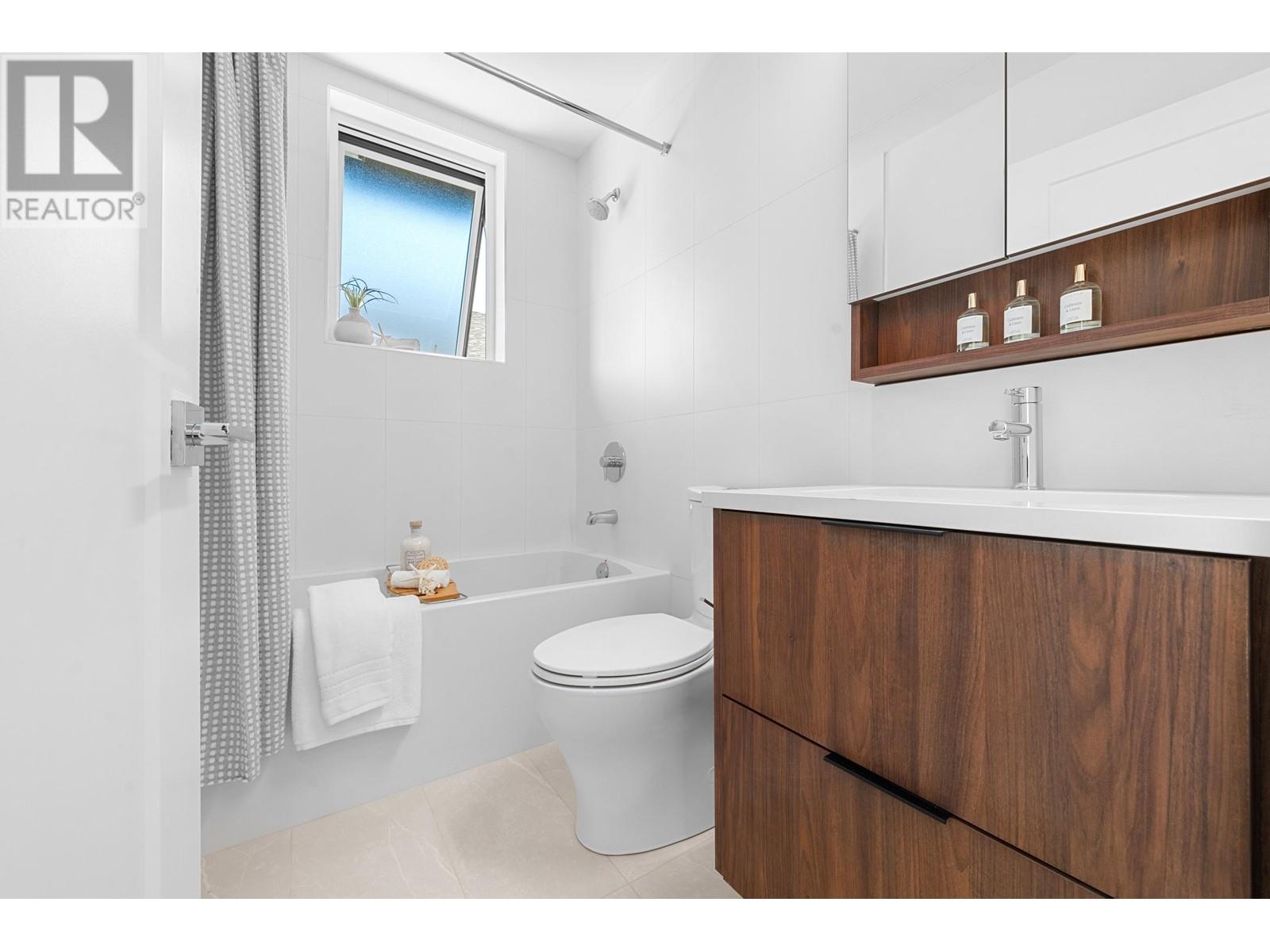 212 7161 17th Avenue, Burnaby, British Columbia  V3N 1K8 - Photo 11 - R2963238