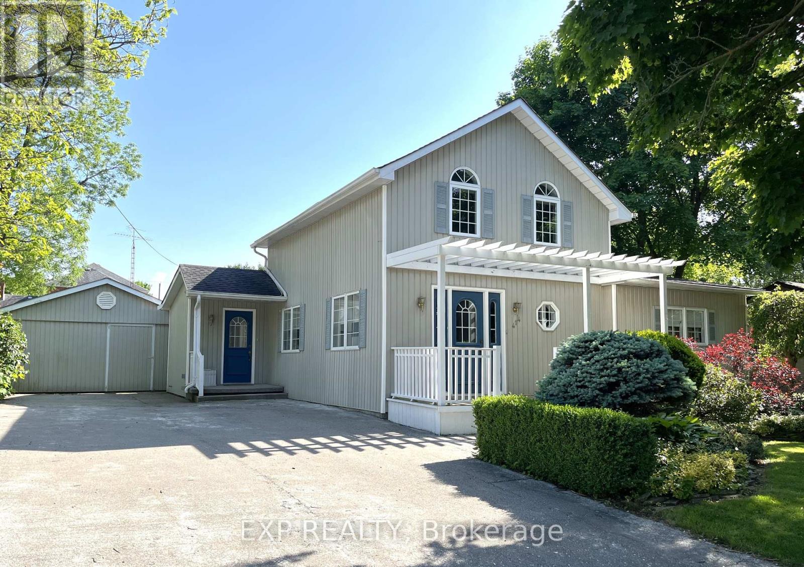 Photo 2 of 34 for 414 Simcoe St Street