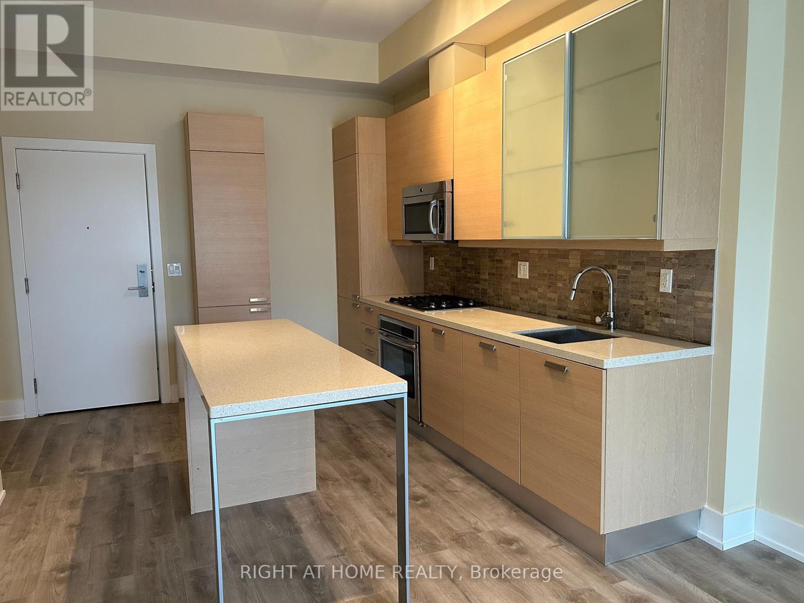 Property at 217 - 66 KIPPENDAVIE AVENUE image 5