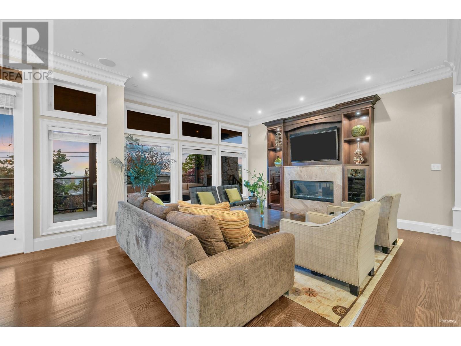 125 N Glynde Avenue, Burnaby, British Columbia  V5B 1G8 - Photo 4 - R2963291