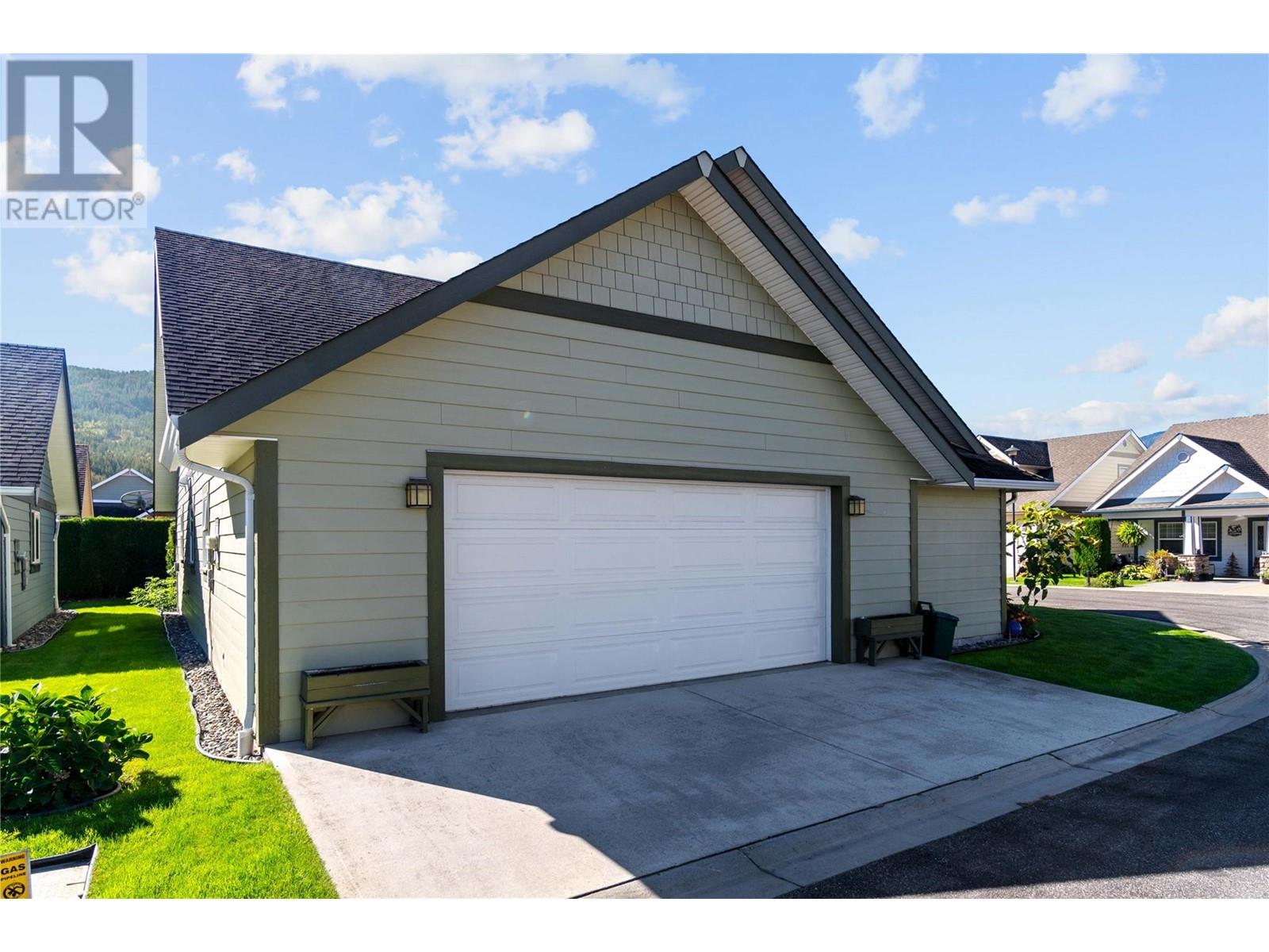 Property at 1231 10 Street SW Unit# 38 Lot# 38 image 3