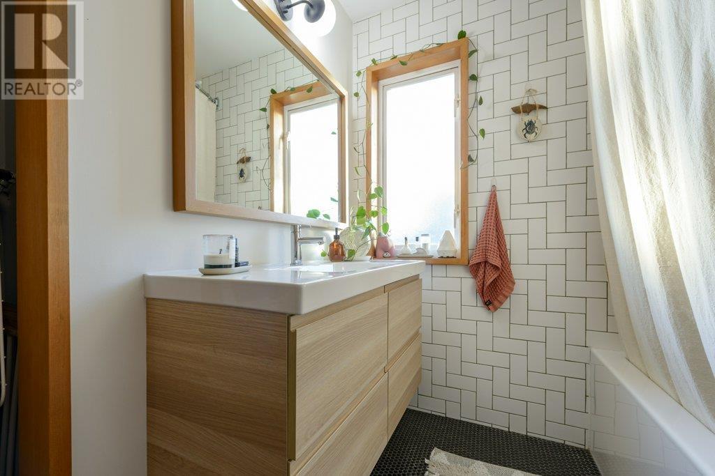 Listing Picture 17 of 40 : 1055 E PENDER STREET, Vancouver / 溫哥華 - 魯藝地產 Yvonne Lu Group - MLS Medallion Club Member