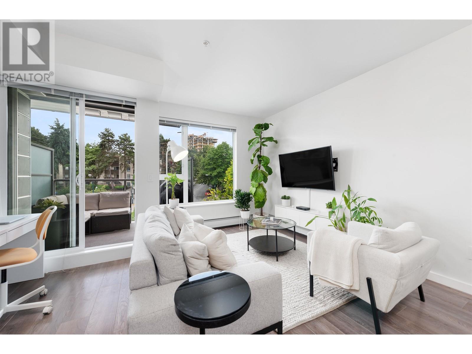 Listing Picture 2 of 24 : 504 417 GREAT NORTHERN WAY, Vancouver / 溫哥華 - 魯藝地產 Yvonne Lu Group - MLS Medallion Club Member