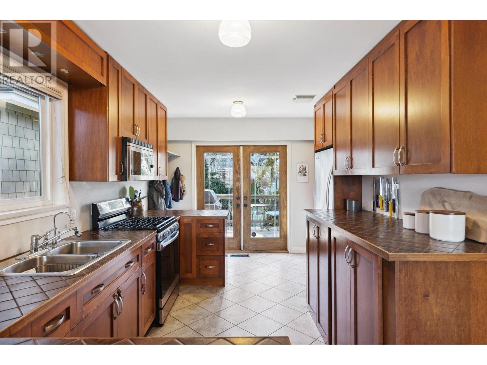 Listing Picture 18 of 39 : 3365 VICTORIA DRIVE, Vancouver / 溫哥華 - 魯藝地產 Yvonne Lu Group - MLS Medallion Club Member