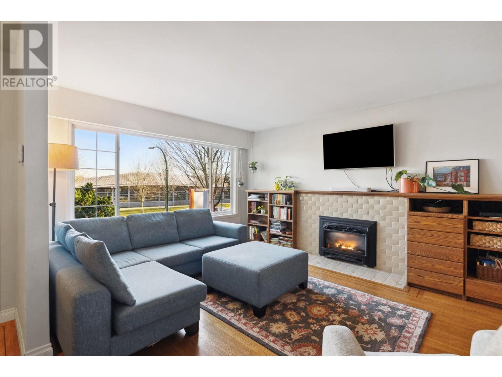 Listing Picture 2 of 39 : 3365 VICTORIA DRIVE, Vancouver / 溫哥華 - 魯藝地產 Yvonne Lu Group - MLS Medallion Club Member