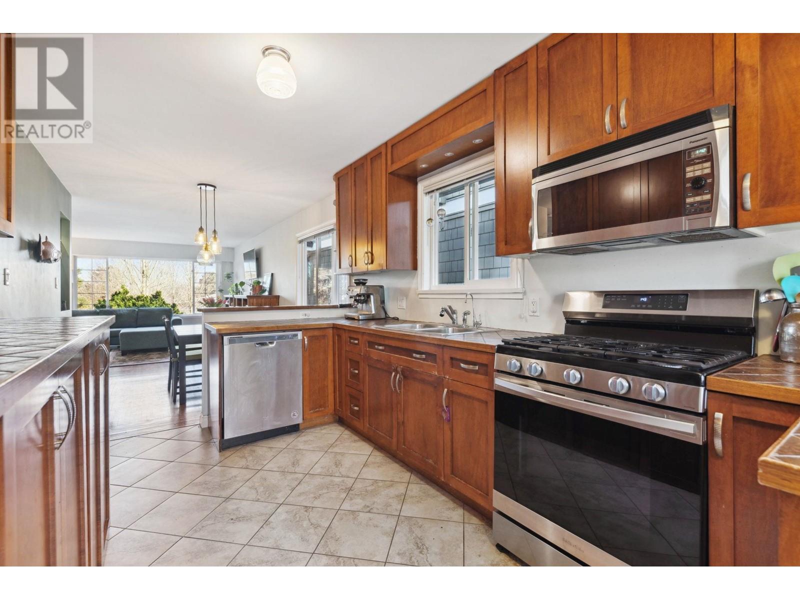 Listing Picture 3 of 39 : 3365 VICTORIA DRIVE, Vancouver / 溫哥華 - 魯藝地產 Yvonne Lu Group - MLS Medallion Club Member