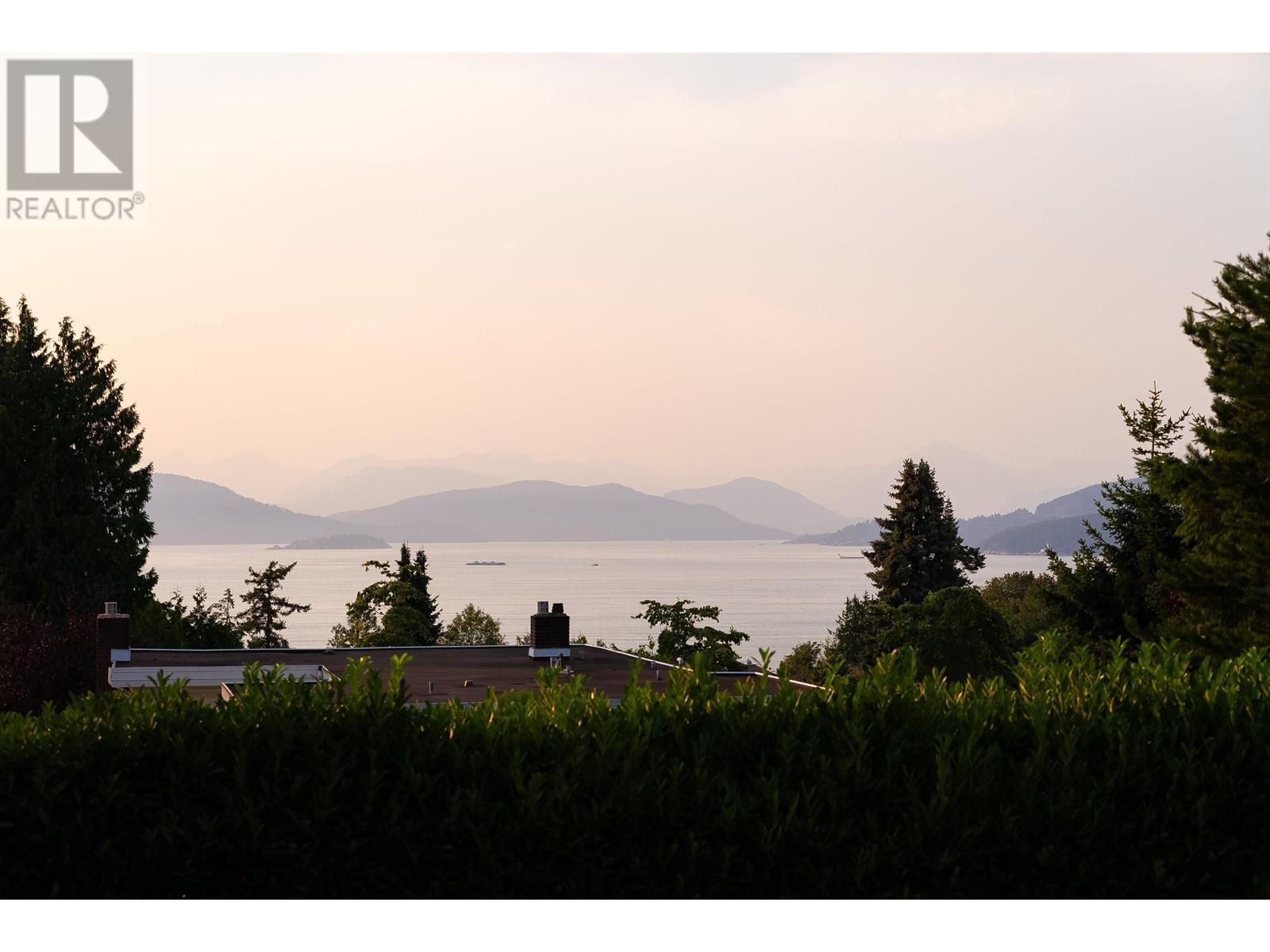 Listing Picture 12 of 22 : 5957 CHANCELLOR BOULEVARD, Vancouver / 溫哥華 - 魯藝地產 Yvonne Lu Group - MLS Medallion Club Member