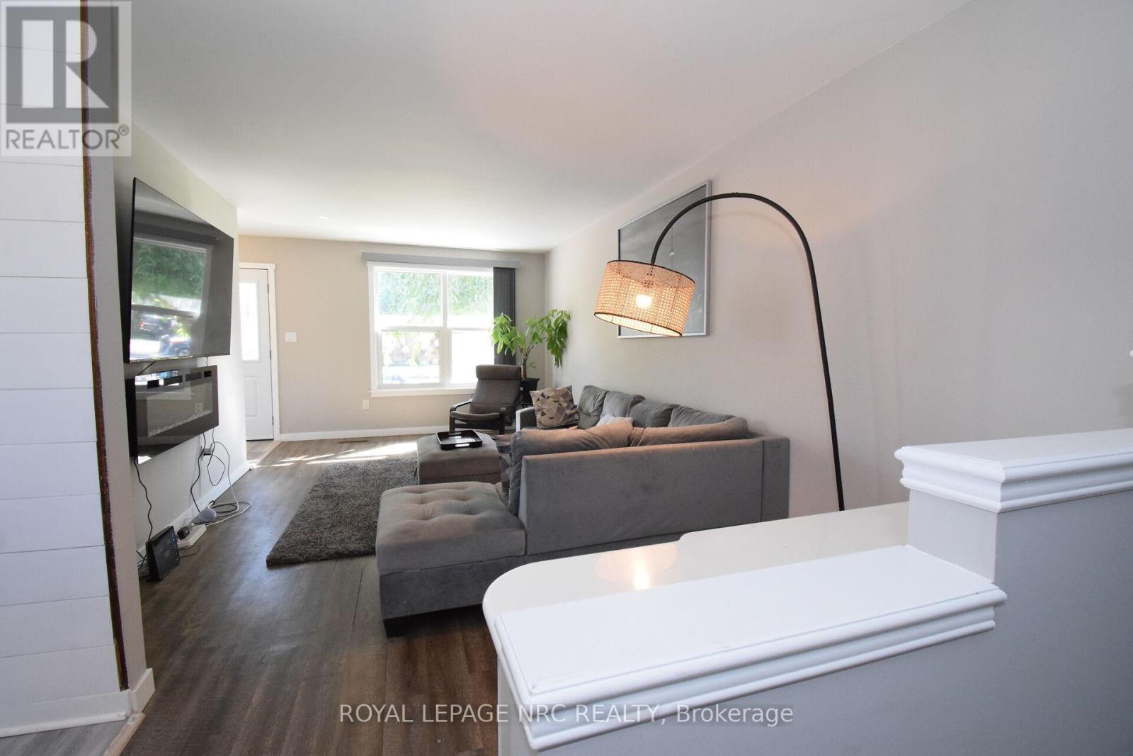 Property at 21 FAIRLAWN CRESCENT image 4