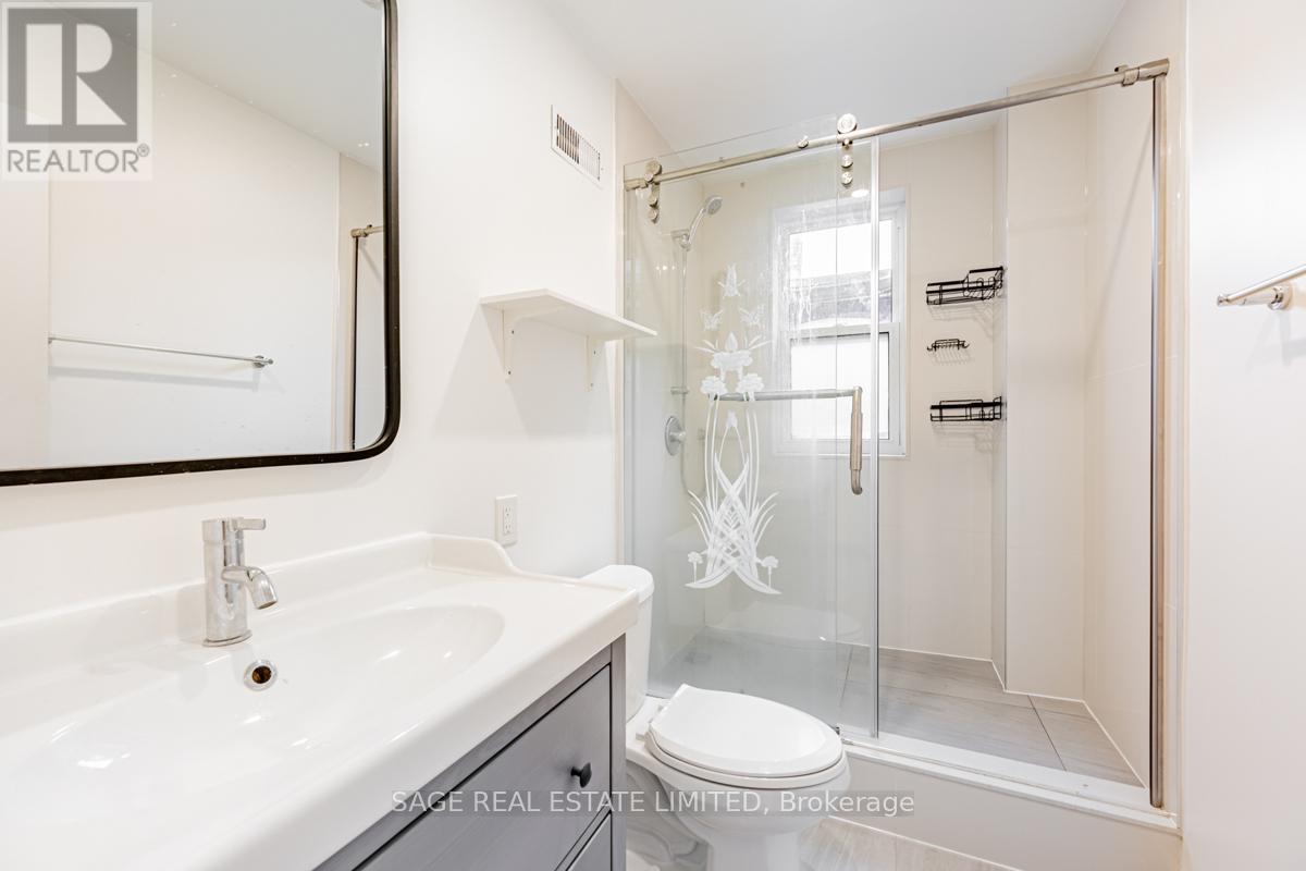 Upper - 130 Marchmount Road, Toronto, Ontario  M6G 2B1 - Photo 12 - C11955765