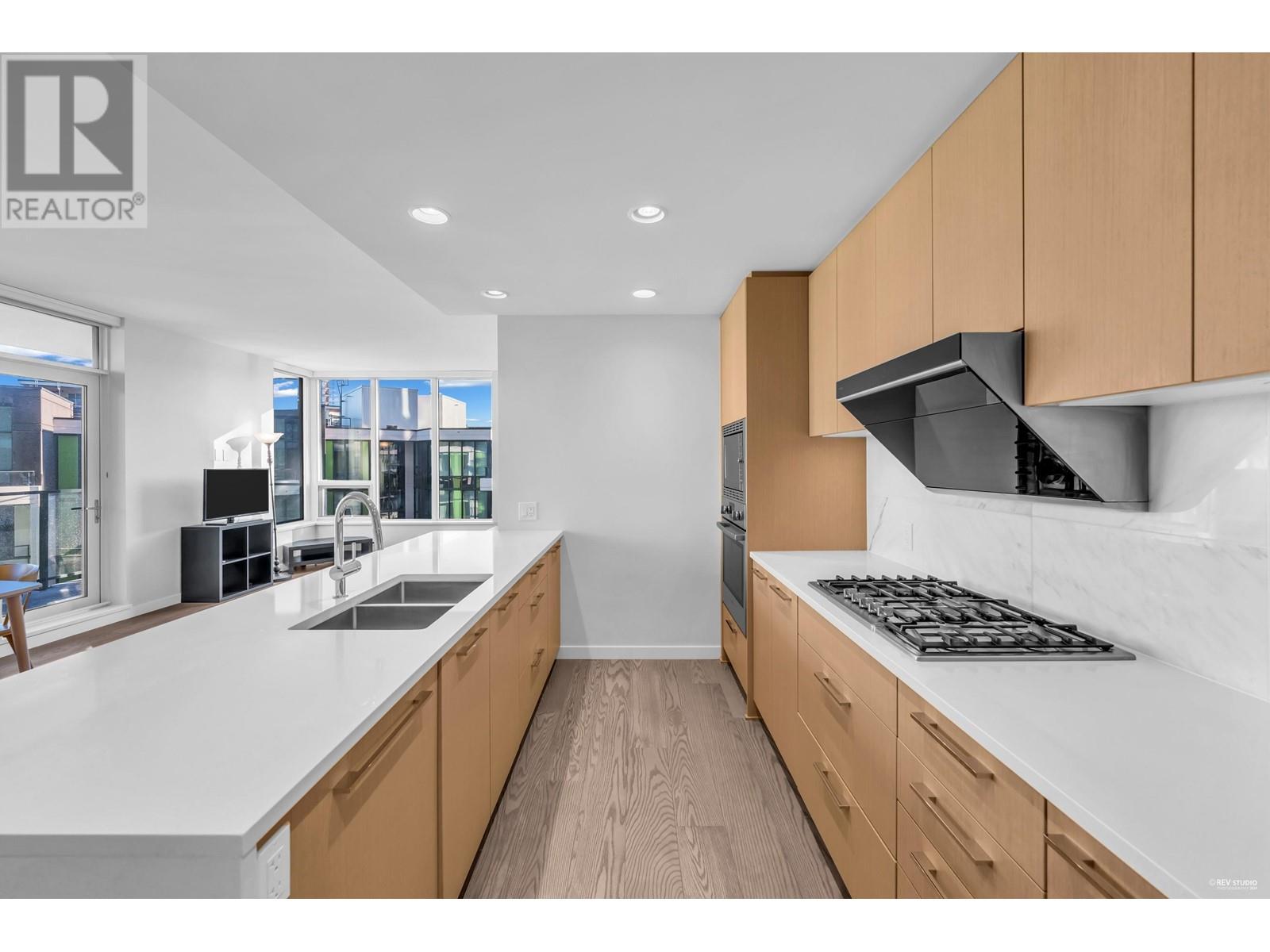 Listing Picture 10 of 35 : 606 3533 ROSS DRIVE, Vancouver / 溫哥華 - 魯藝地產 Yvonne Lu Group - MLS Medallion Club Member