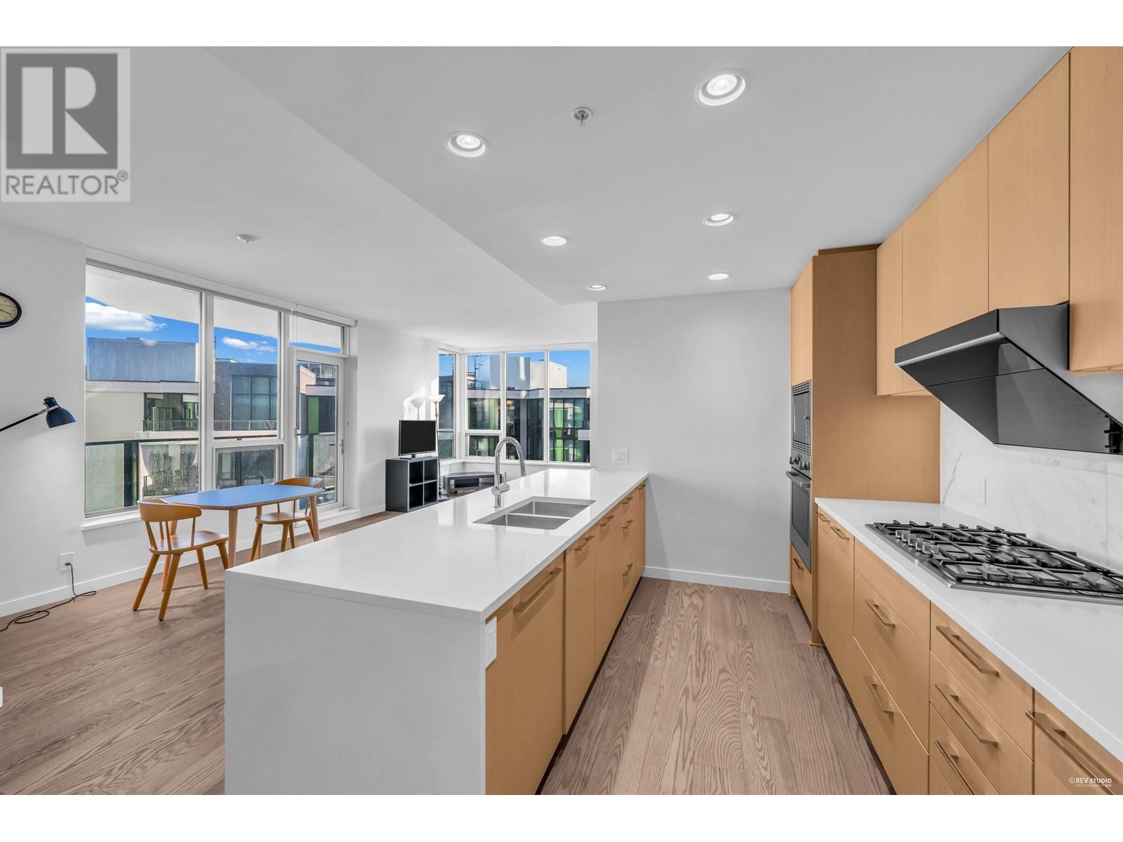 Listing Picture 9 of 35 : 606 3533 ROSS DRIVE, Vancouver / 溫哥華 - 魯藝地產 Yvonne Lu Group - MLS Medallion Club Member