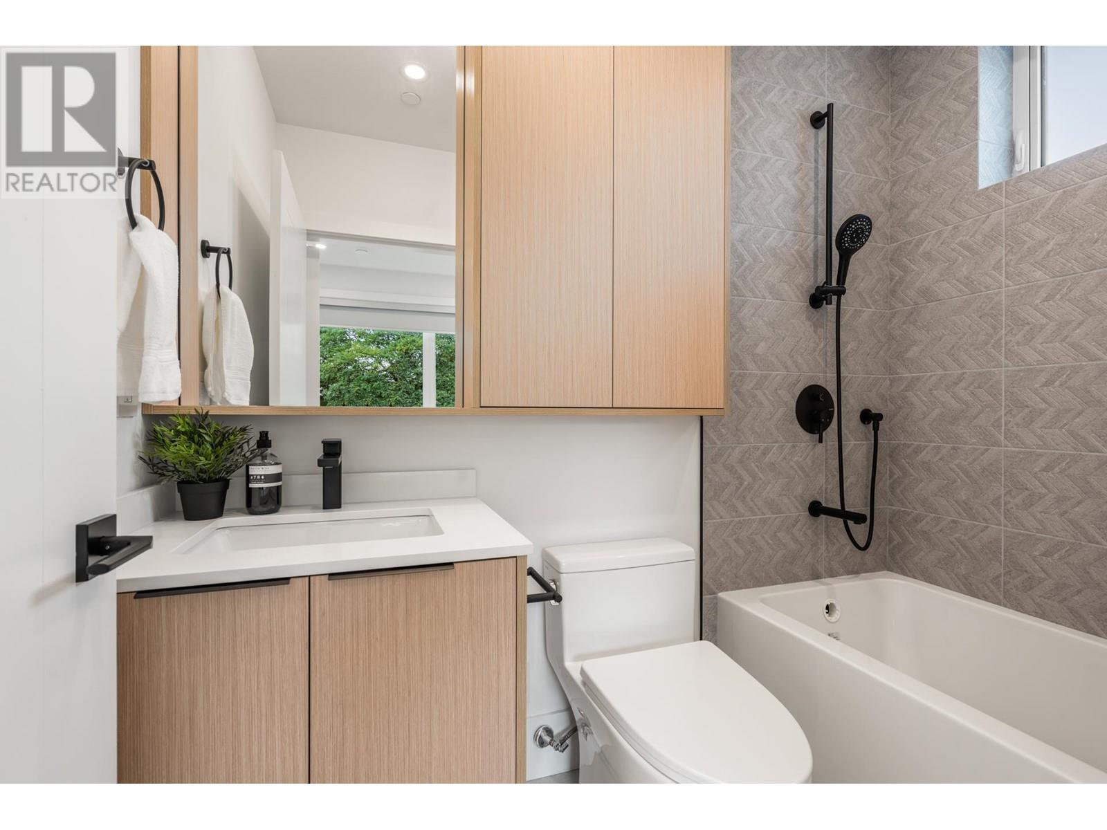 Listing Picture 22 of 40 : 1 3494 FRANKLIN STREET, Vancouver / 溫哥華 - 魯藝地產 Yvonne Lu Group - MLS Medallion Club Member