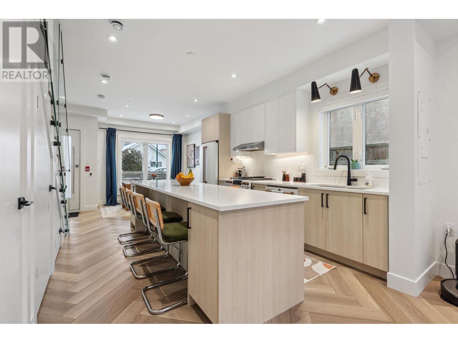 Listing Picture 10 of 28 : 2318 E 34TH AVENUE, Vancouver / 溫哥華 - 魯藝地產 Yvonne Lu Group - MLS Medallion Club Member