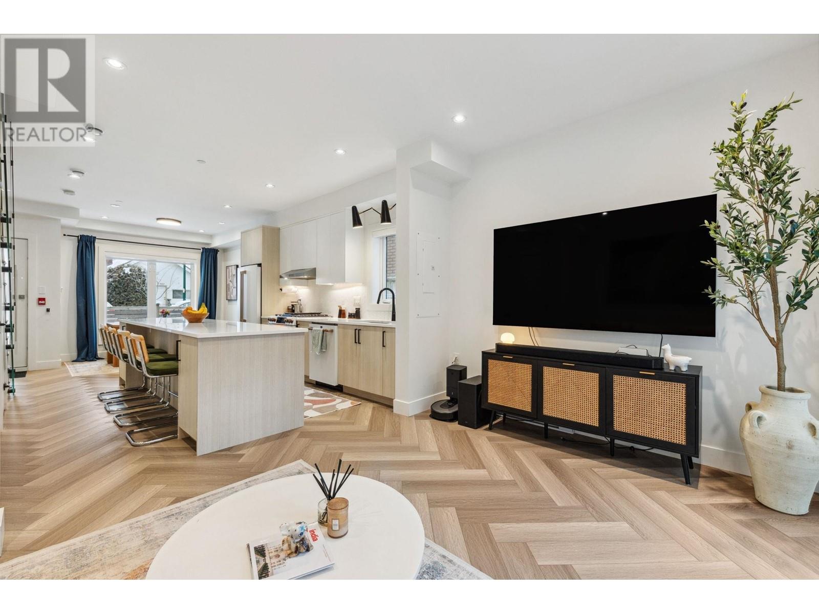 Listing Picture 11 of 28 : 2318 E 34TH AVENUE, Vancouver / 溫哥華 - 魯藝地產 Yvonne Lu Group - MLS Medallion Club Member