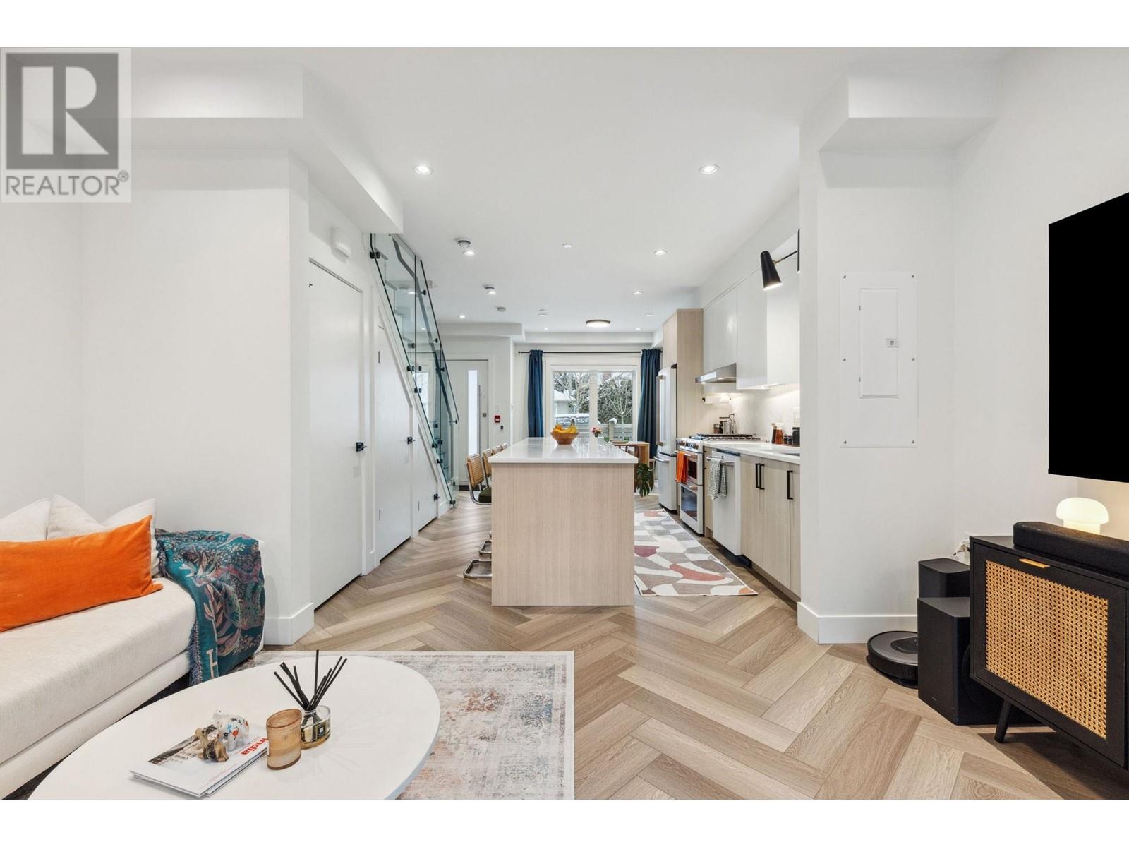 Listing Picture 12 of 28 : 2318 E 34TH AVENUE, Vancouver / 溫哥華 - 魯藝地產 Yvonne Lu Group - MLS Medallion Club Member