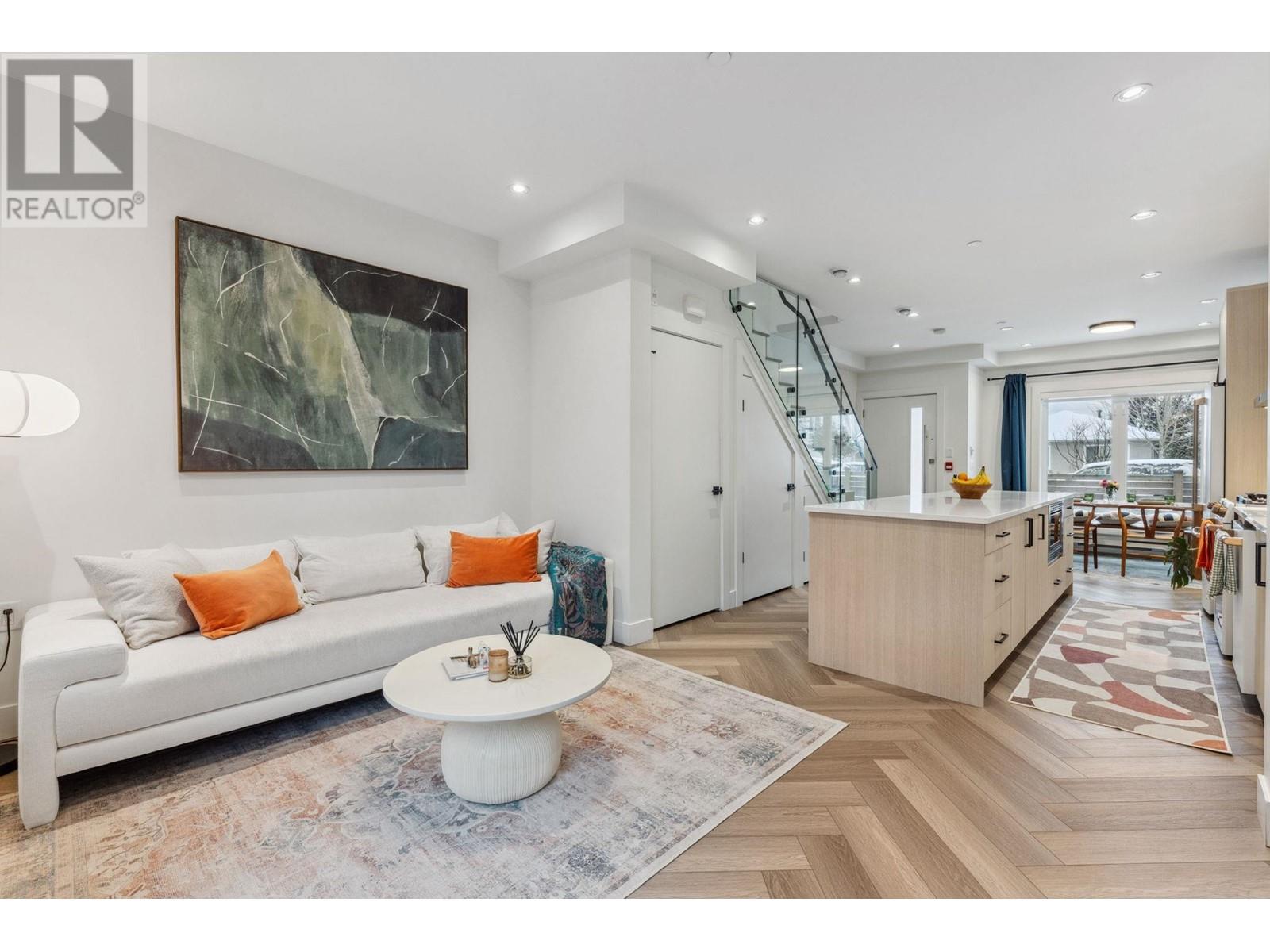 Listing Picture 13 of 28 : 2318 E 34TH AVENUE, Vancouver / 溫哥華 - 魯藝地產 Yvonne Lu Group - MLS Medallion Club Member