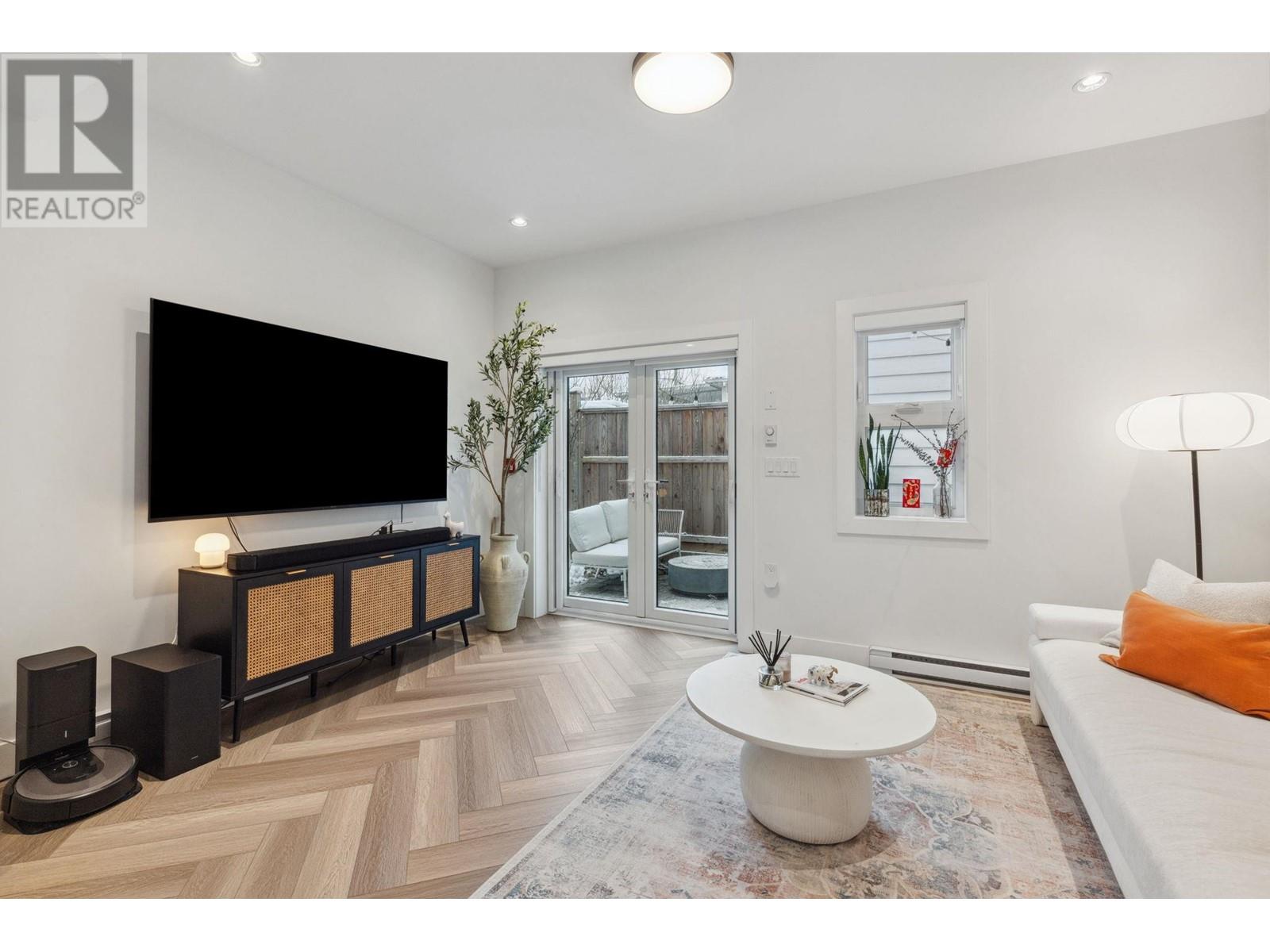 Listing Picture 16 of 28 : 2318 E 34TH AVENUE, Vancouver / 溫哥華 - 魯藝地產 Yvonne Lu Group - MLS Medallion Club Member