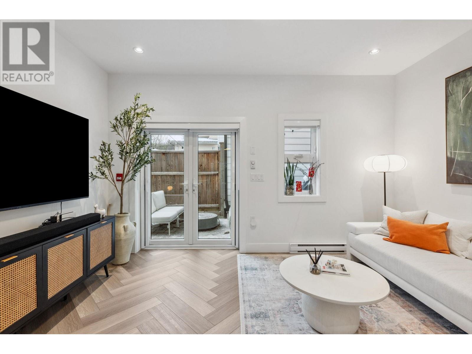 Listing Picture 17 of 28 : 2318 E 34TH AVENUE, Vancouver / 溫哥華 - 魯藝地產 Yvonne Lu Group - MLS Medallion Club Member