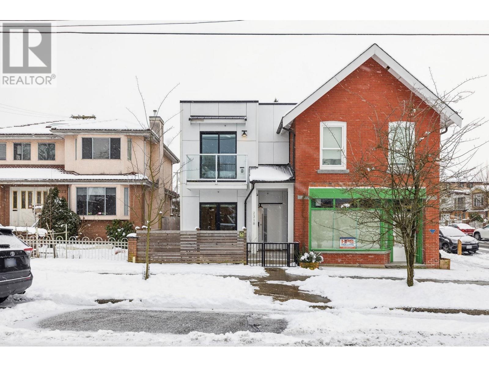 Listing Picture 2 of 28 : 2318 E 34TH AVENUE, Vancouver / 溫哥華 - 魯藝地產 Yvonne Lu Group - MLS Medallion Club Member