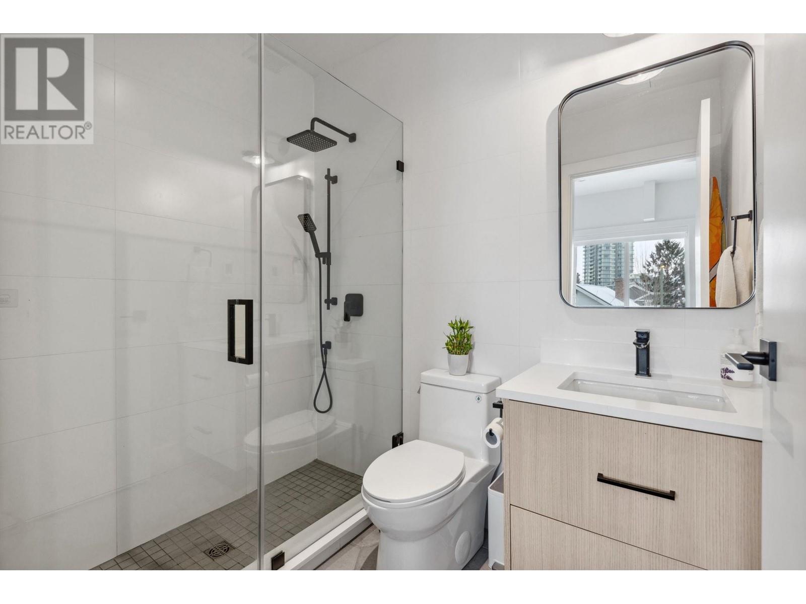 Listing Picture 23 of 28 : 2318 E 34TH AVENUE, Vancouver / 溫哥華 - 魯藝地產 Yvonne Lu Group - MLS Medallion Club Member