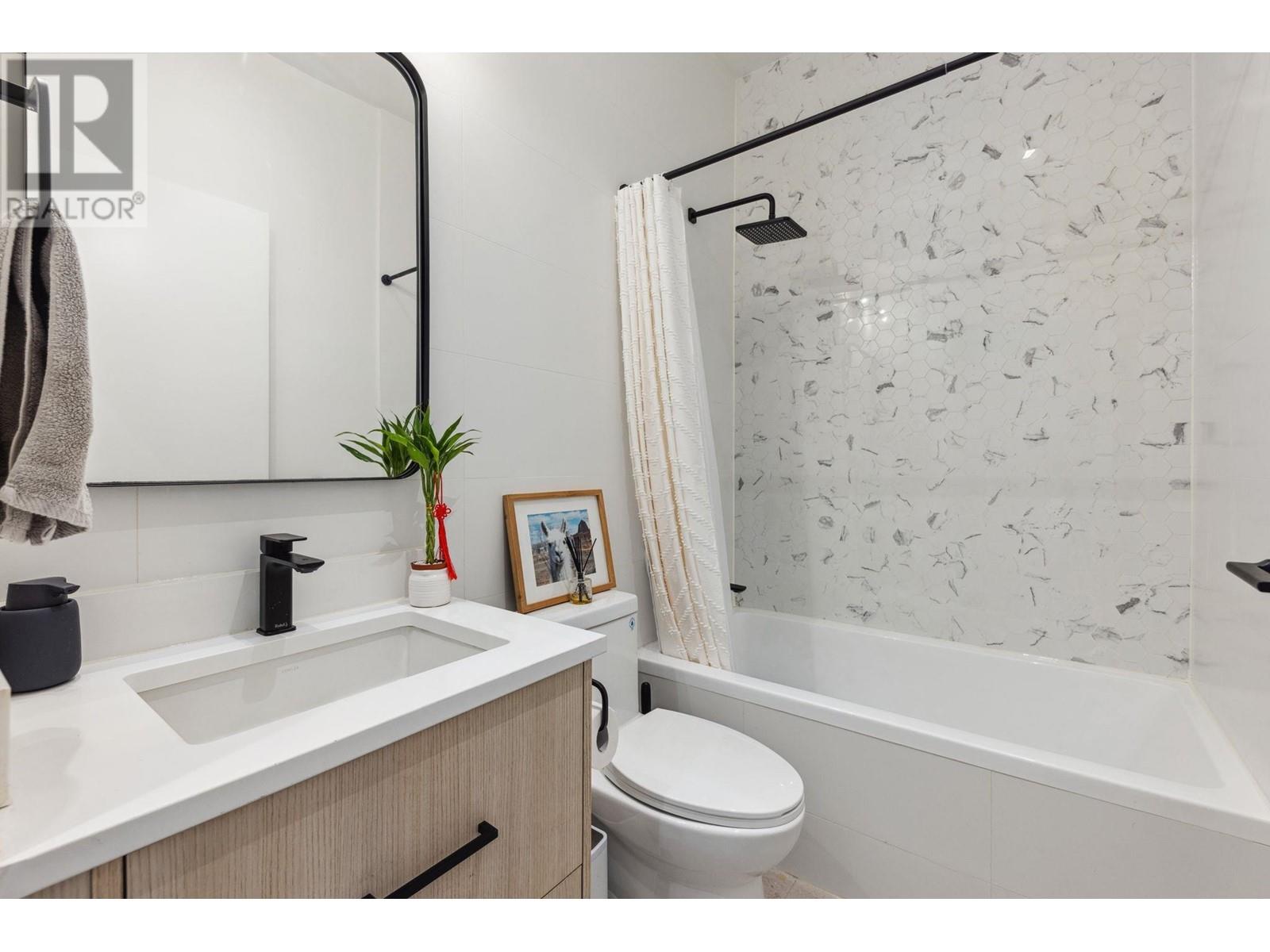 Listing Picture 25 of 28 : 2318 E 34TH AVENUE, Vancouver / 溫哥華 - 魯藝地產 Yvonne Lu Group - MLS Medallion Club Member