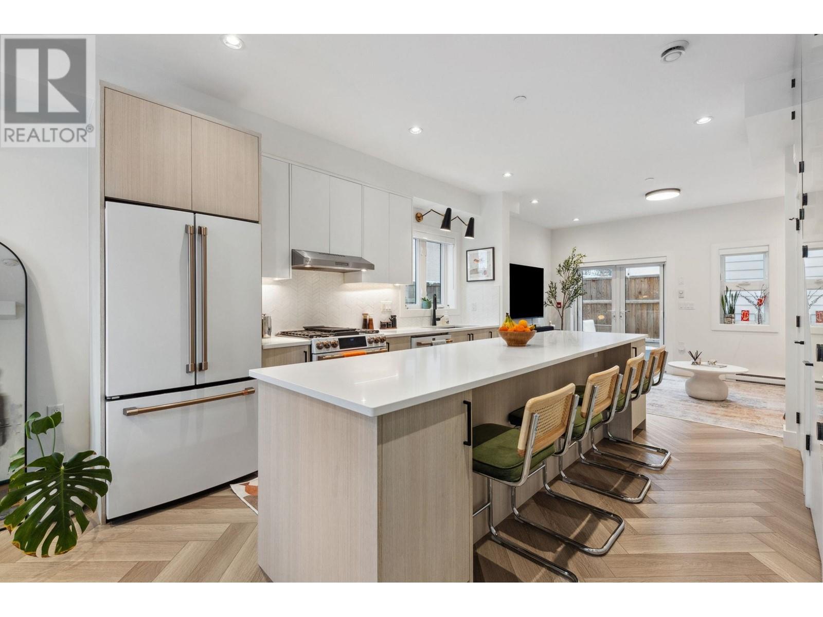 Listing Picture 4 of 28 : 2318 E 34TH AVENUE, Vancouver / 溫哥華 - 魯藝地產 Yvonne Lu Group - MLS Medallion Club Member