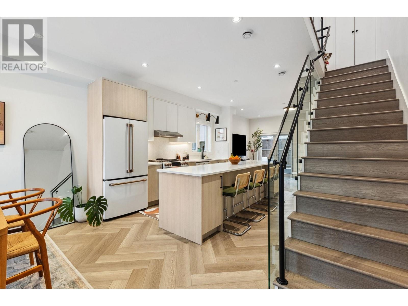 Listing Picture 5 of 28 : 2318 E 34TH AVENUE, Vancouver / 溫哥華 - 魯藝地產 Yvonne Lu Group - MLS Medallion Club Member