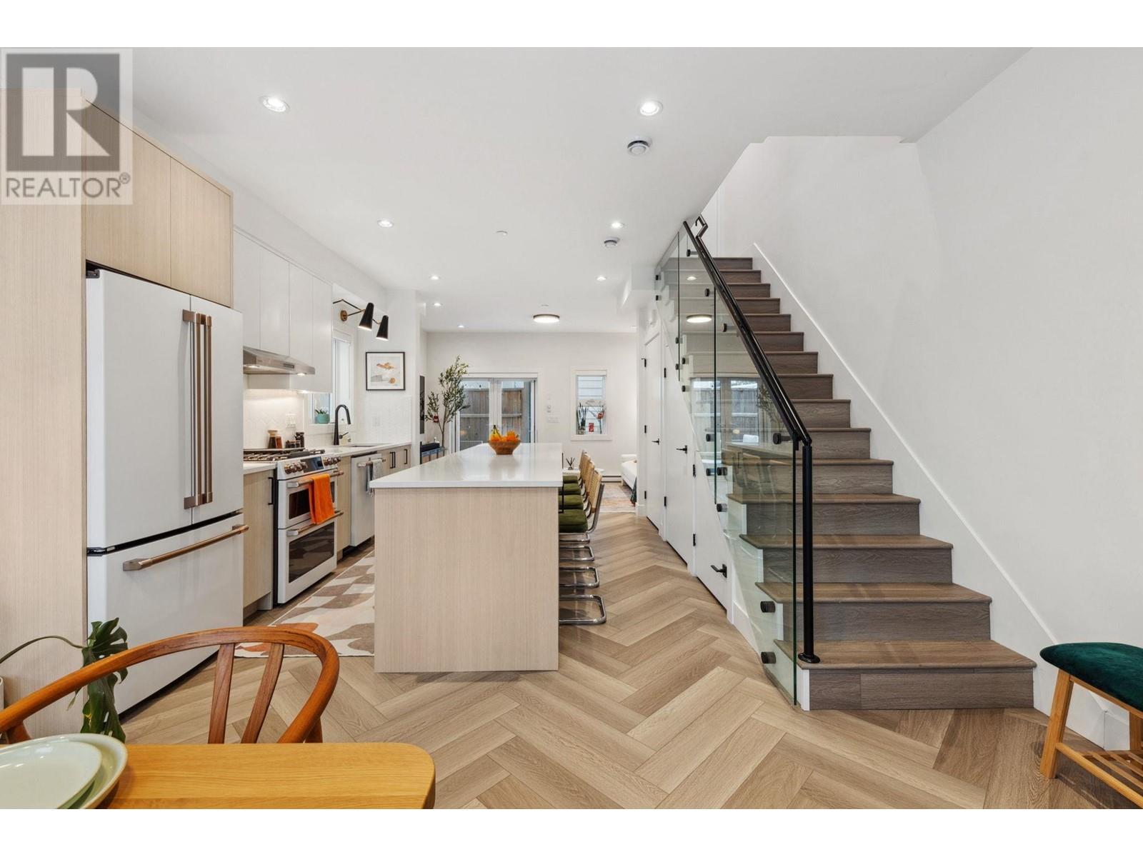 Listing Picture 6 of 28 : 2318 E 34TH AVENUE, Vancouver / 溫哥華 - 魯藝地產 Yvonne Lu Group - MLS Medallion Club Member