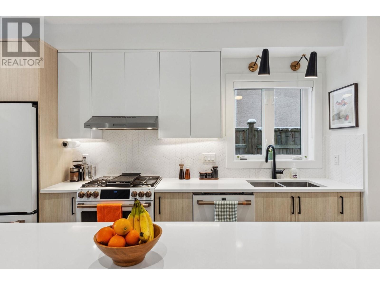 Listing Picture 9 of 28 : 2318 E 34TH AVENUE, Vancouver / 溫哥華 - 魯藝地產 Yvonne Lu Group - MLS Medallion Club Member