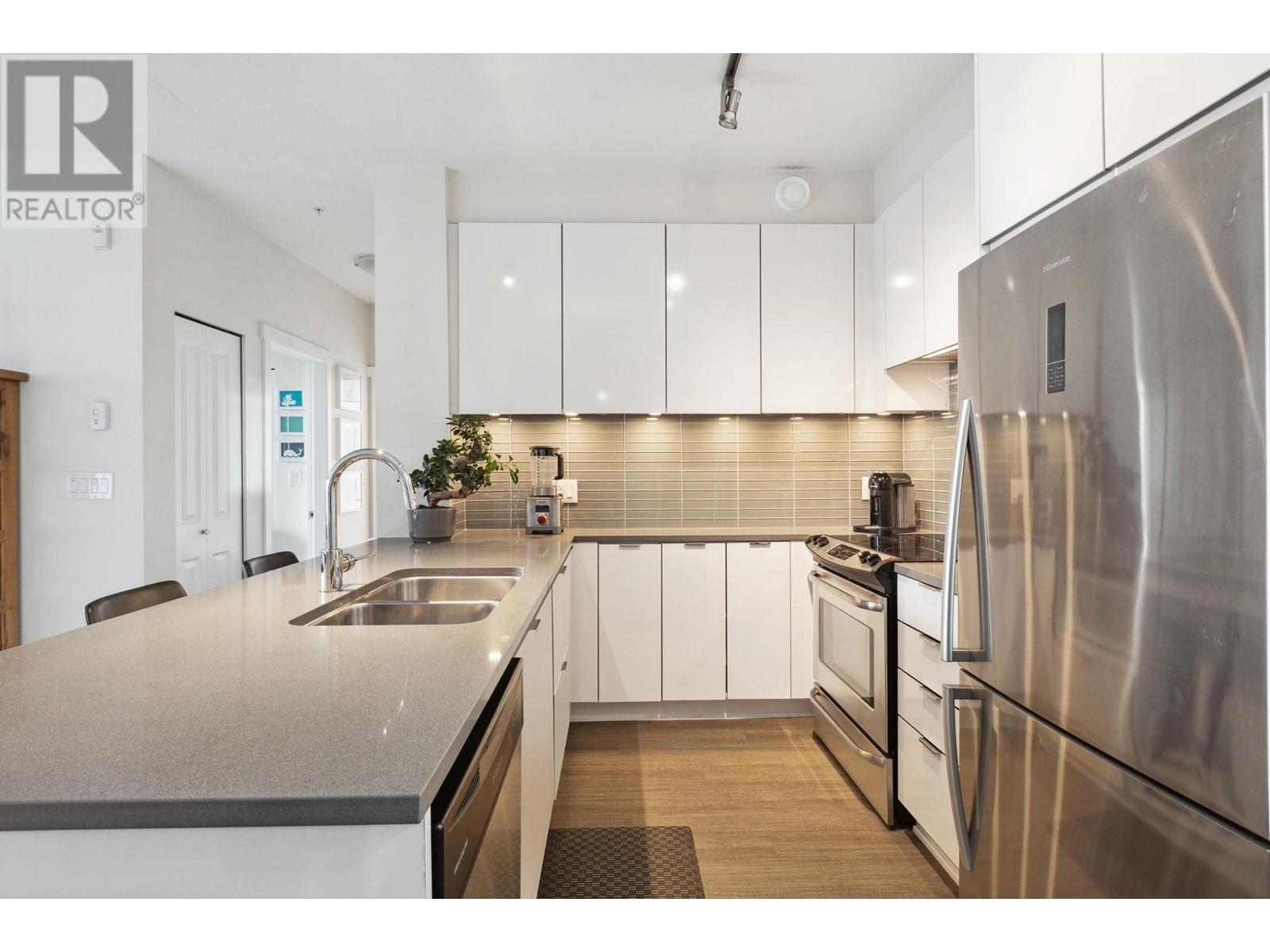 Listing Picture 3 of 24 : 316 9877 UNIVERSITY CRESCENT, Burnaby / 本拿比 - 魯藝地產 Yvonne Lu Group - MLS Medallion Club Member