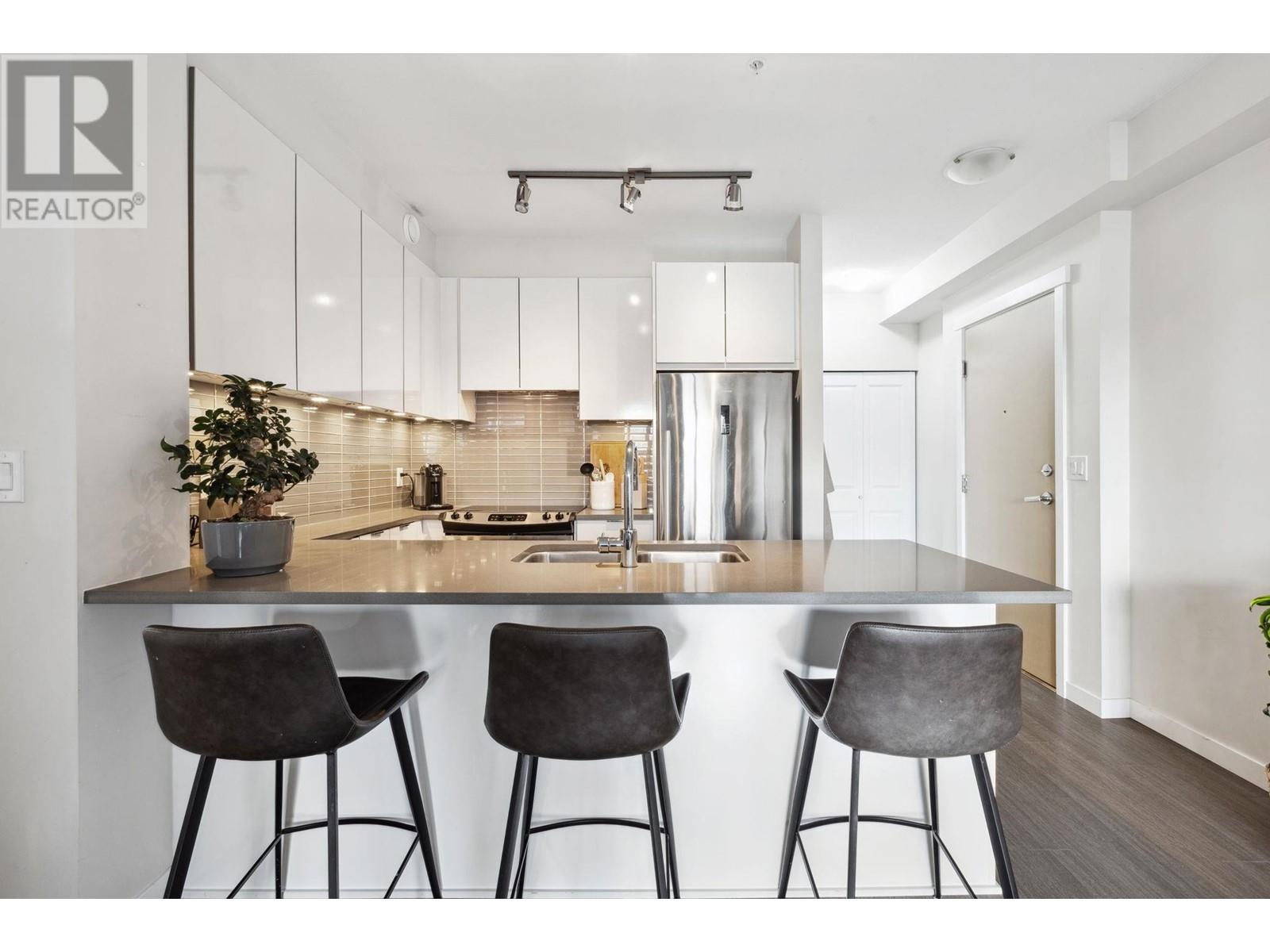 Listing Picture 4 of 24 : 316 9877 UNIVERSITY CRESCENT, Burnaby / 本拿比 - 魯藝地產 Yvonne Lu Group - MLS Medallion Club Member