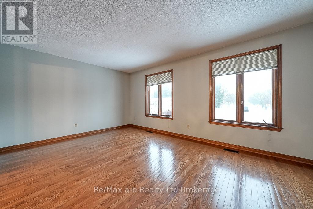 273 Whiting Street, Ingersoll (Ingersoll - South), Ontario  N5C 3B7 - Photo 11 - X11955571