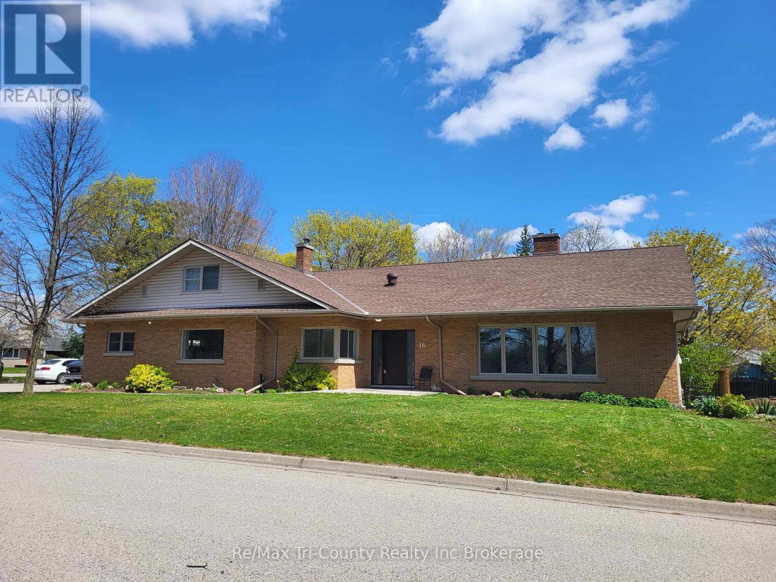 16 Delevan Crescent, Tillsonburg, Ontario  N4G 3M7 - Photo 2 - X11956216