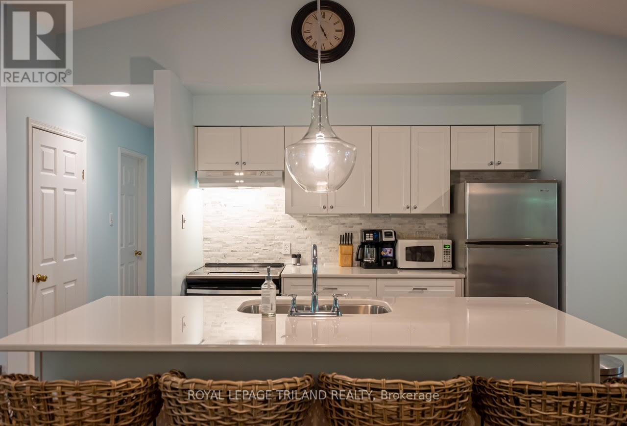 10262 Oakburn Court, Lambton Shores, Ontario N0M 1T0 - Photo 10 - X11955834