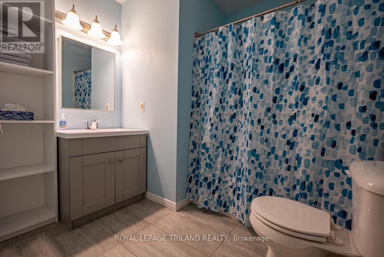 10262 Oakburn Court, Lambton Shores, Ontario N0M 1T0 - Photo 16 - X11955834