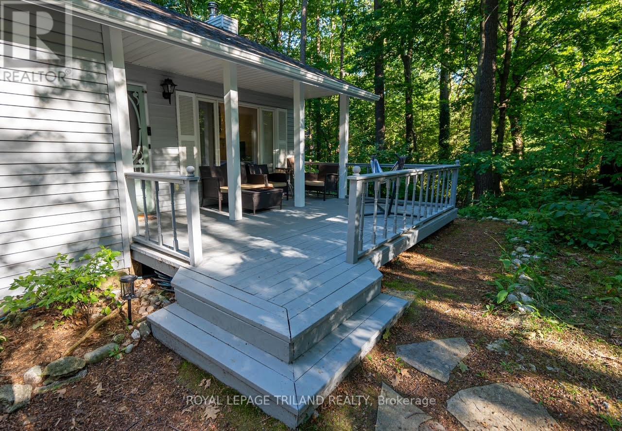 10262 Oakburn Court, Lambton Shores, Ontario N0M 1T0 - Photo 2 - X11955834