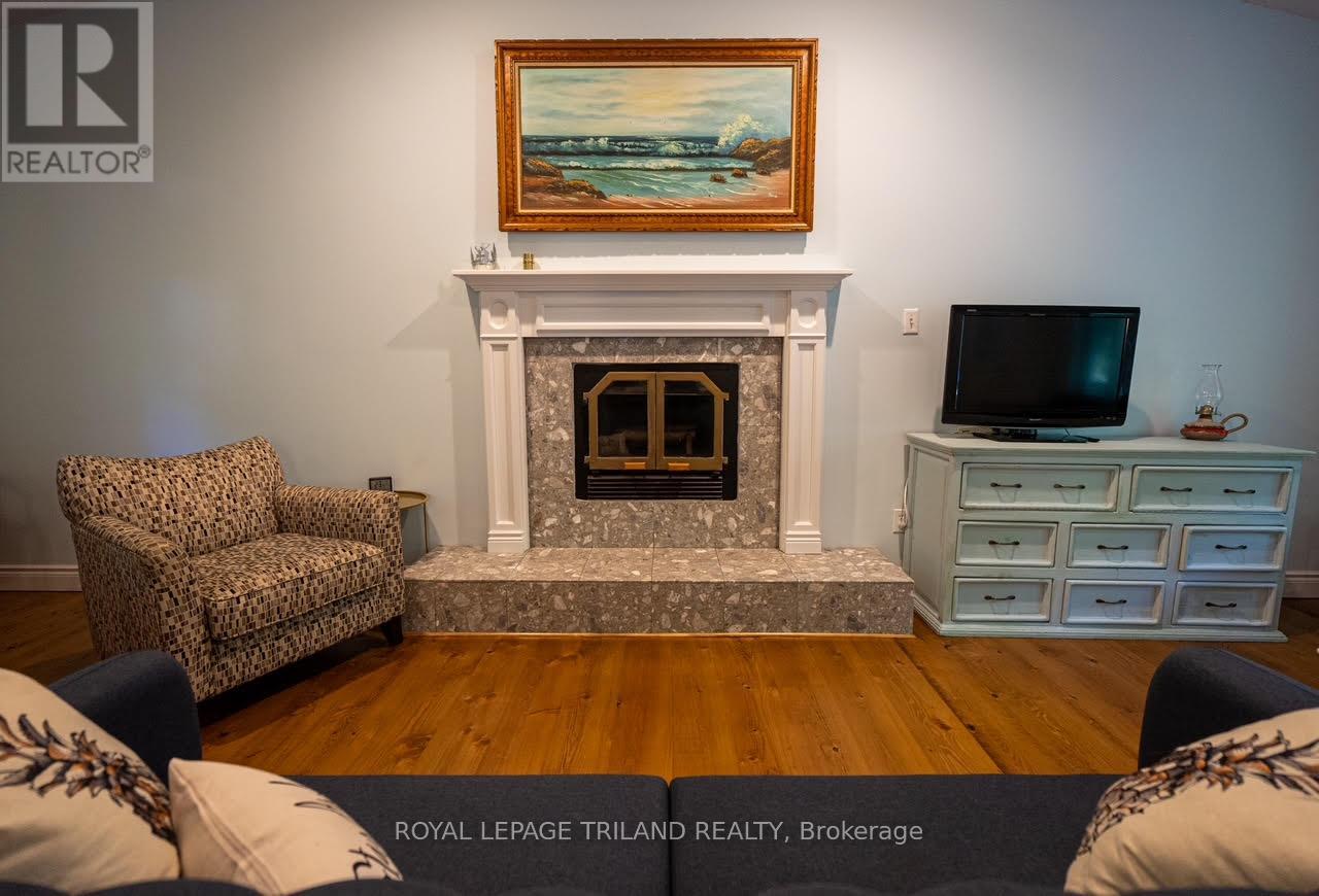 10262 Oakburn Court, Lambton Shores, Ontario N0M 1T0 - Photo 7 - X11955834