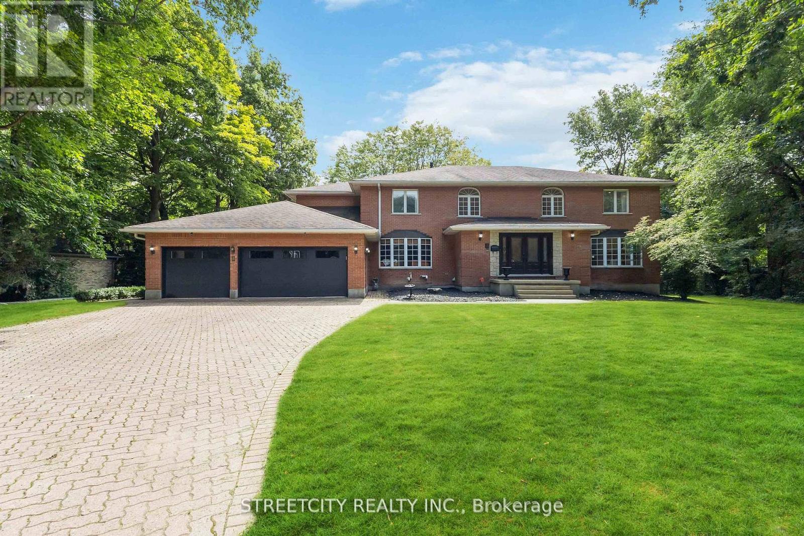 <div class="slider-price">$1,999,000</div><p>8 Aspen Place, London, Ontario</p>