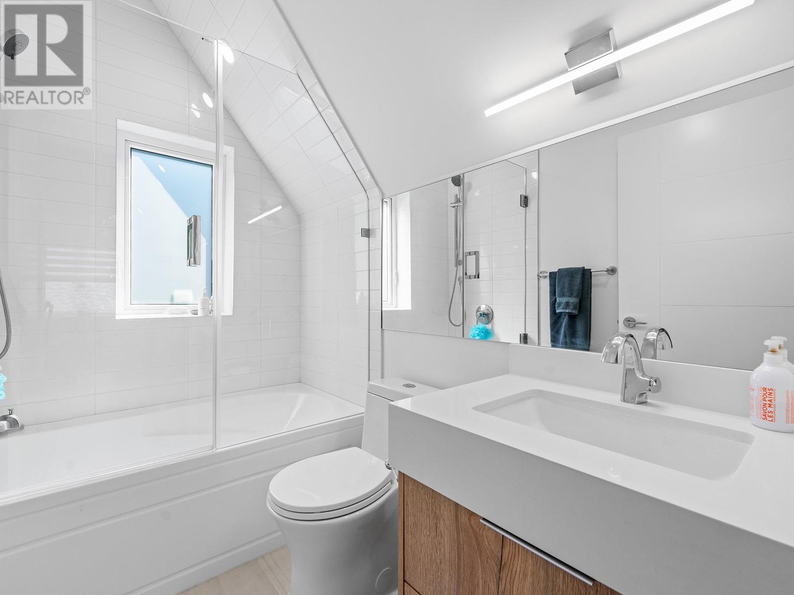 Listing Picture 38 of 40 : 1 371 E 16TH AVENUE, Vancouver / 溫哥華 - 魯藝地產 Yvonne Lu Group - MLS Medallion Club Member