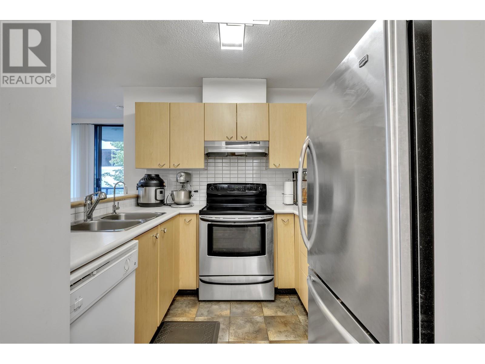 Listing Picture 8 of 32 : 309 8180 GRANVILLE AVENUE, Richmond / 烈治文 - 魯藝地產 Yvonne Lu Group - MLS Medallion Club Member