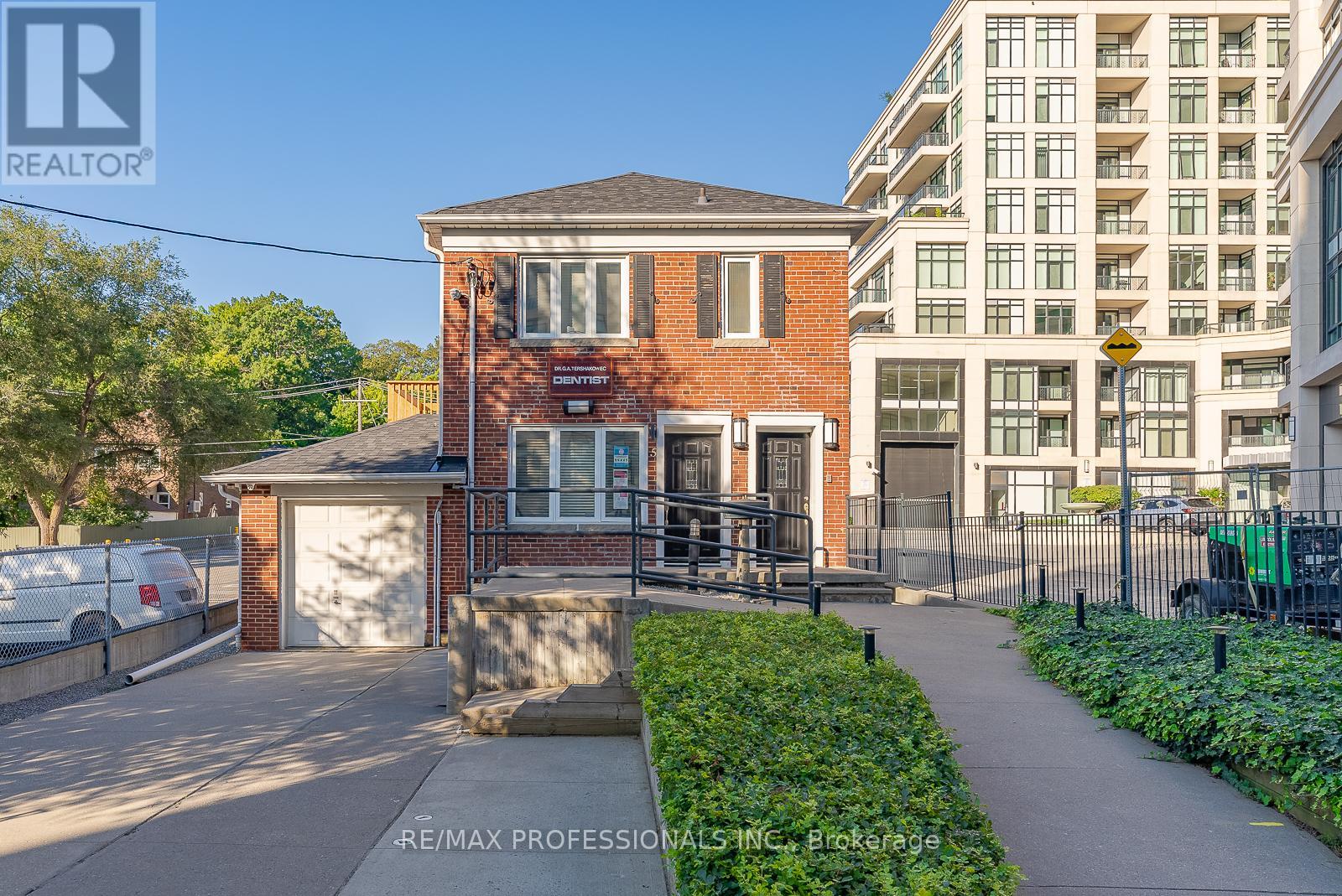 Lower - 5b Old Mill Drive, Toronto, Ontario  M6S 4J7 - Photo 2 - W11955592