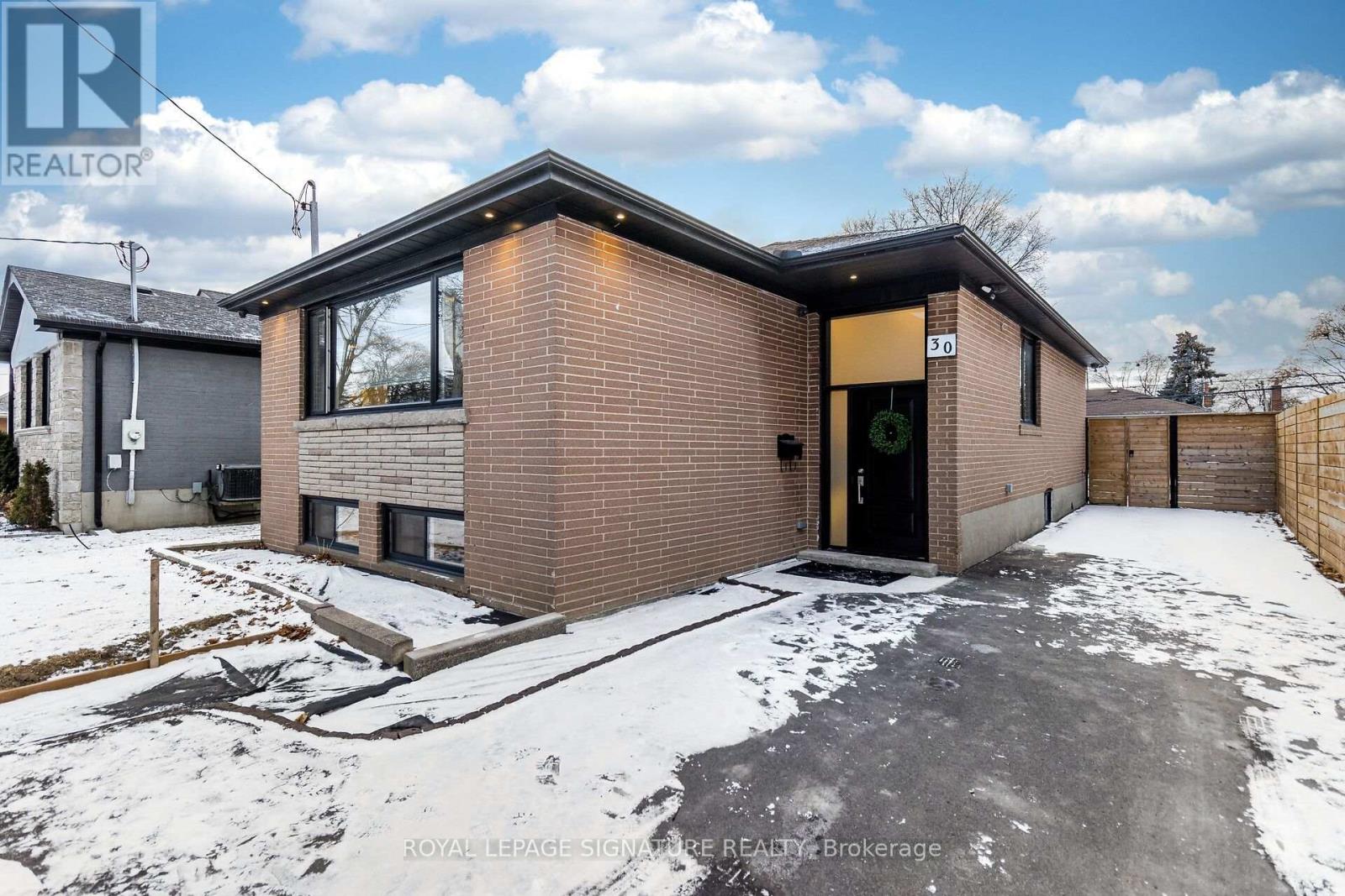 30 Heatherglen Road, Toronto, Ontario  M9W 4R1 - Photo 3 - W11955842