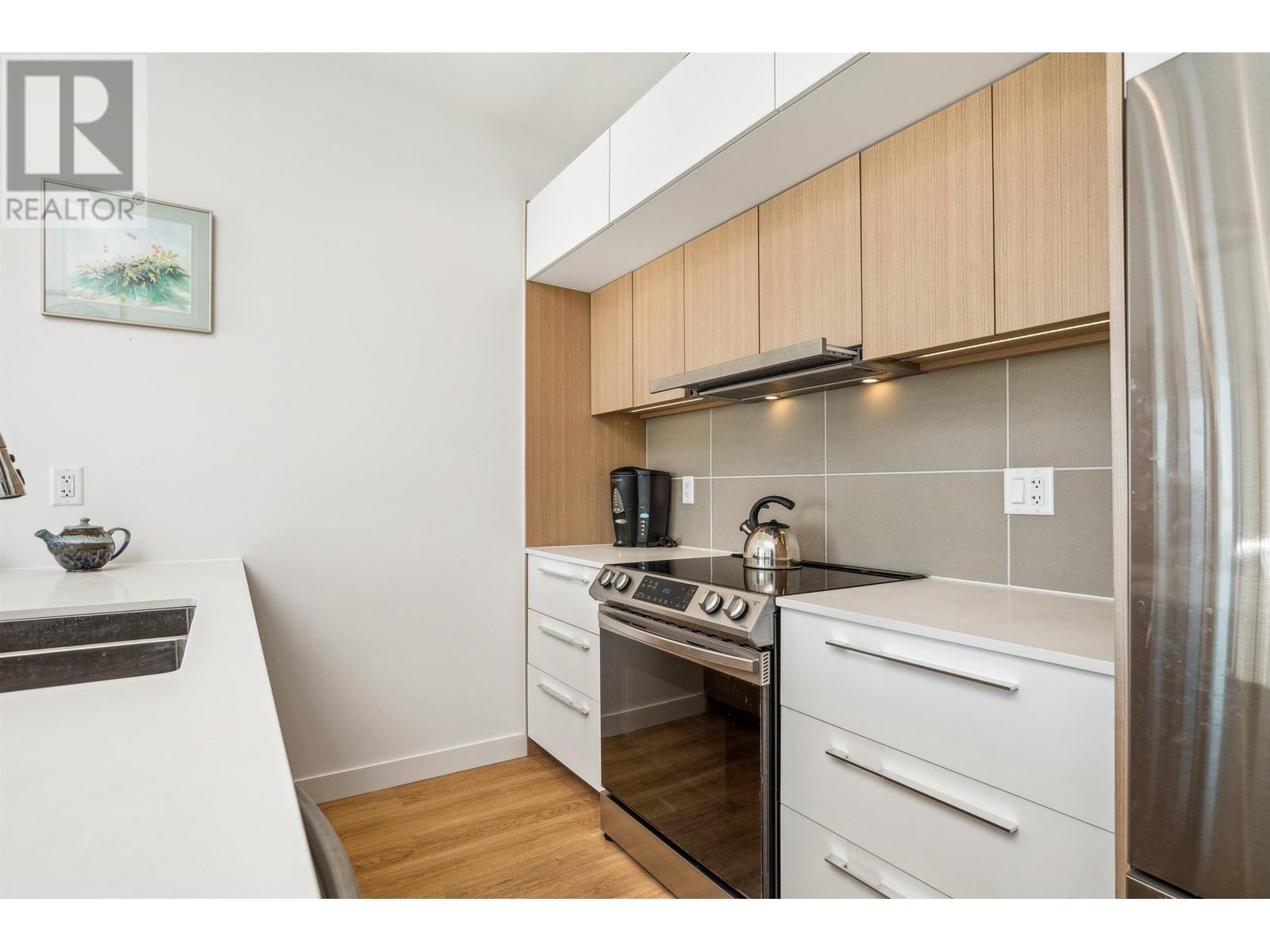 Listing Picture 3 of 40 : 609 9888 UNIVERSITY CRESCENT, Burnaby / 本拿比 - 魯藝地產 Yvonne Lu Group - MLS Medallion Club Member