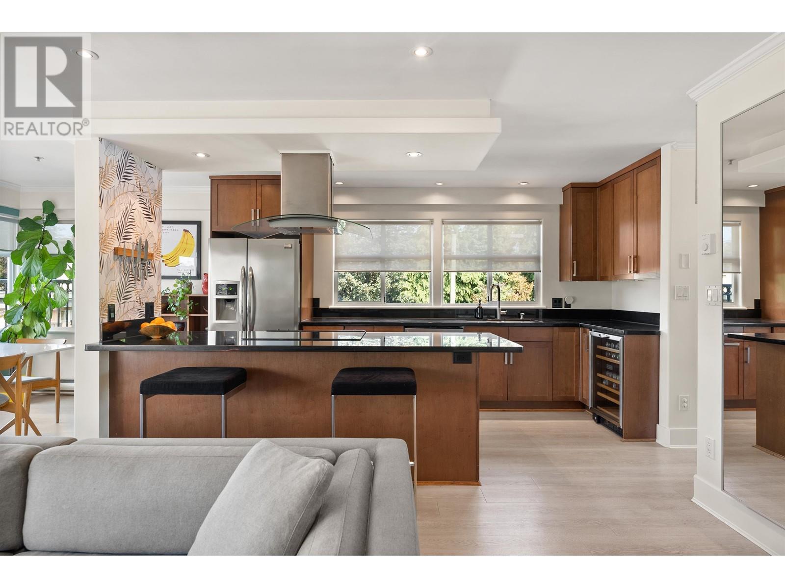 Listing Picture 12 of 39 : 401 29 TEMPLETON DRIVE, Vancouver / 溫哥華 - 魯藝地產 Yvonne Lu Group - MLS Medallion Club Member