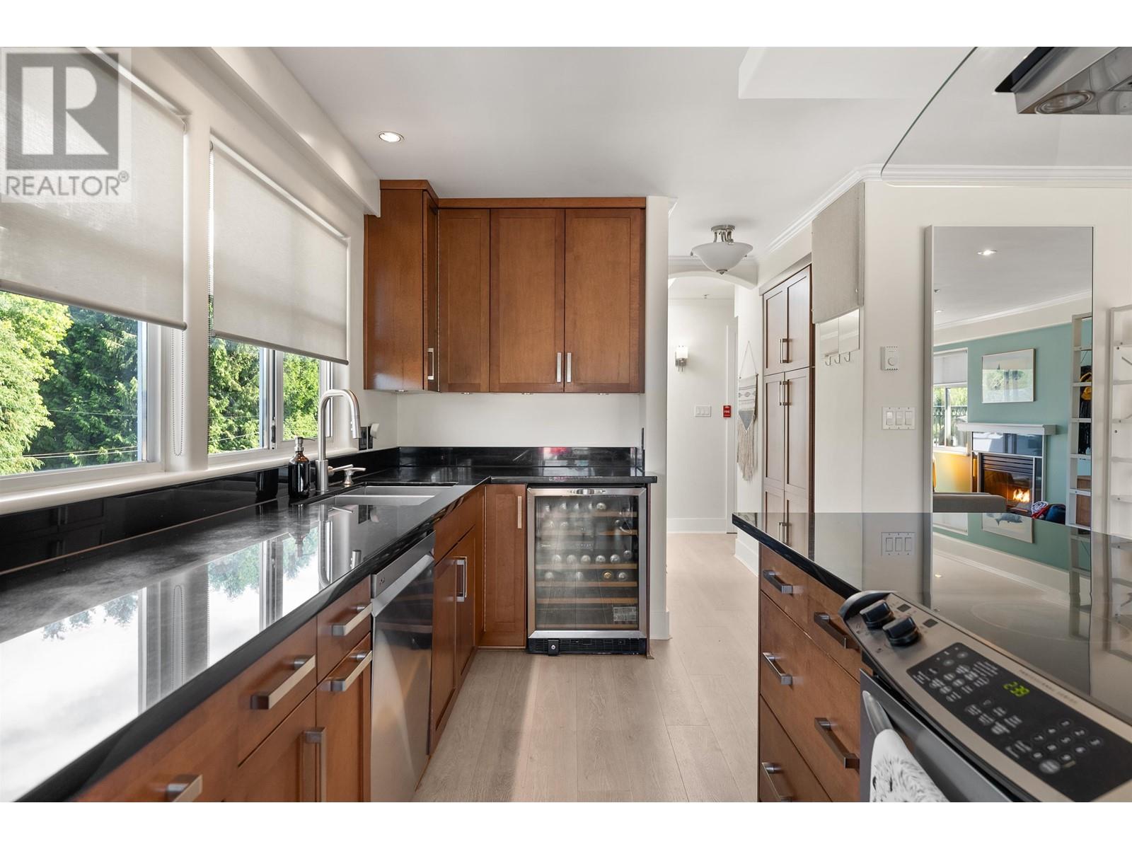 Listing Picture 13 of 39 : 401 29 TEMPLETON DRIVE, Vancouver / 溫哥華 - 魯藝地產 Yvonne Lu Group - MLS Medallion Club Member