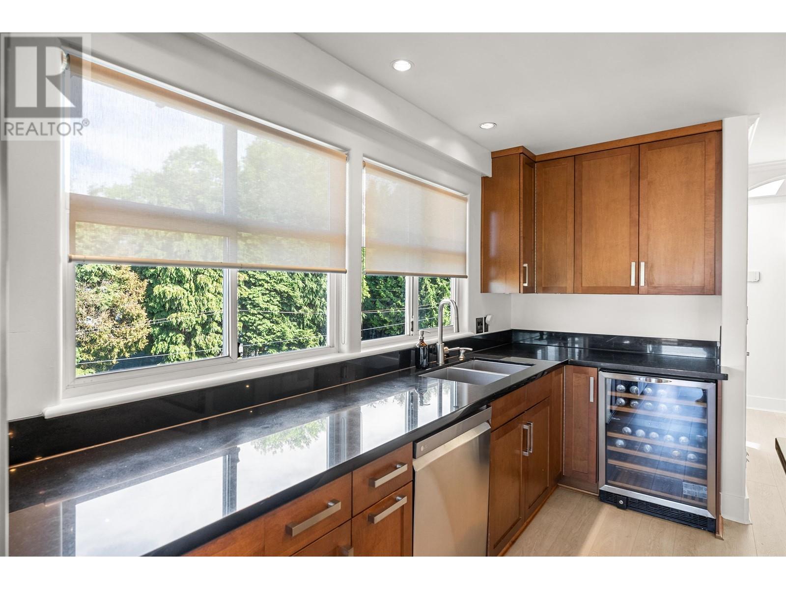 Listing Picture 14 of 39 : 401 29 TEMPLETON DRIVE, Vancouver / 溫哥華 - 魯藝地產 Yvonne Lu Group - MLS Medallion Club Member