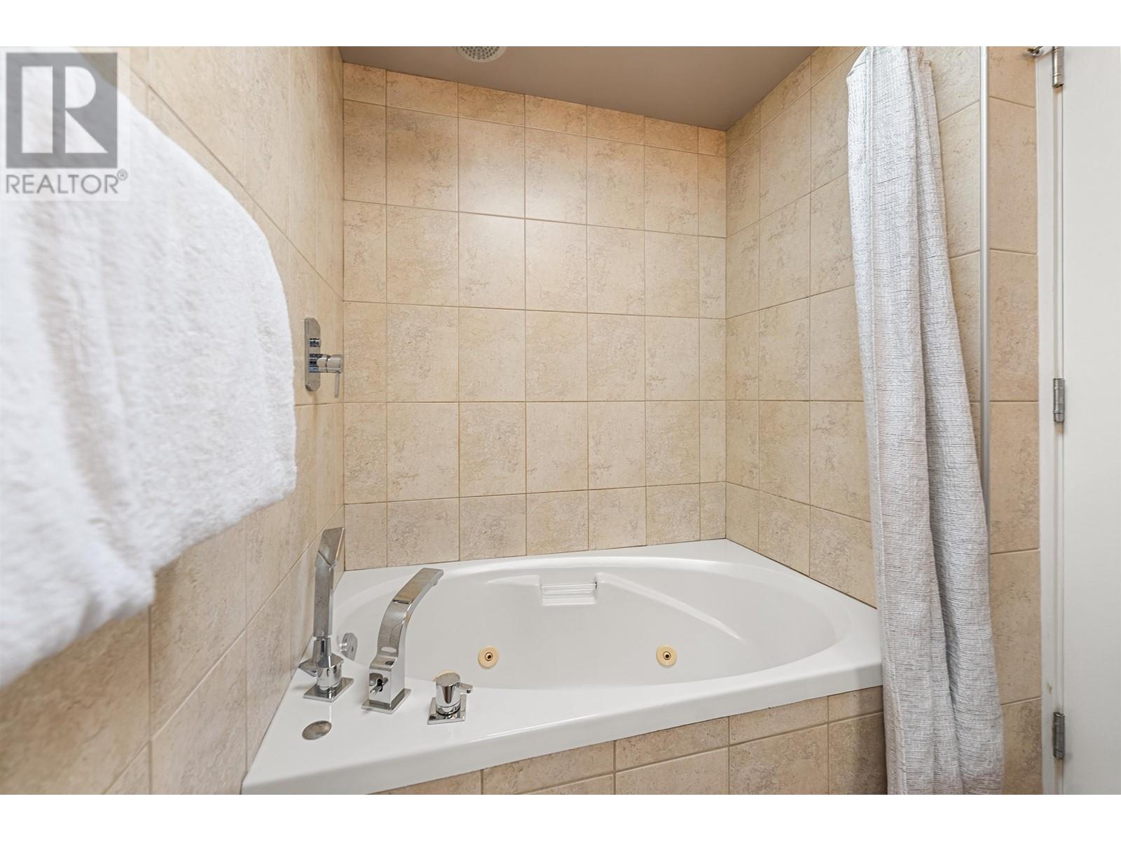 Listing Picture 27 of 39 : 401 29 TEMPLETON DRIVE, Vancouver / 溫哥華 - 魯藝地產 Yvonne Lu Group - MLS Medallion Club Member